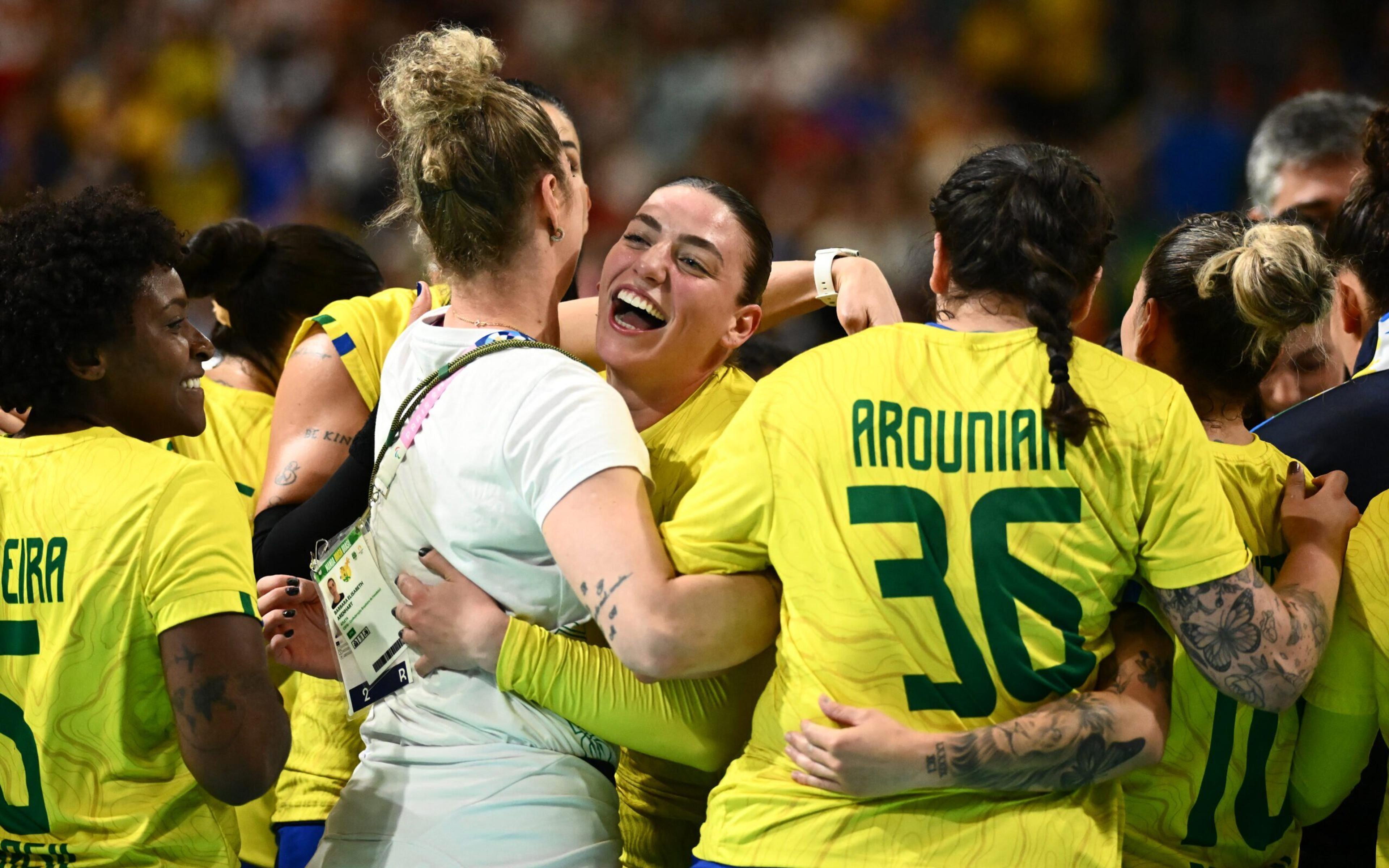 Olimpíadas: Brasil atropela Angola e garante vaga no mata-mata do handebol feminino