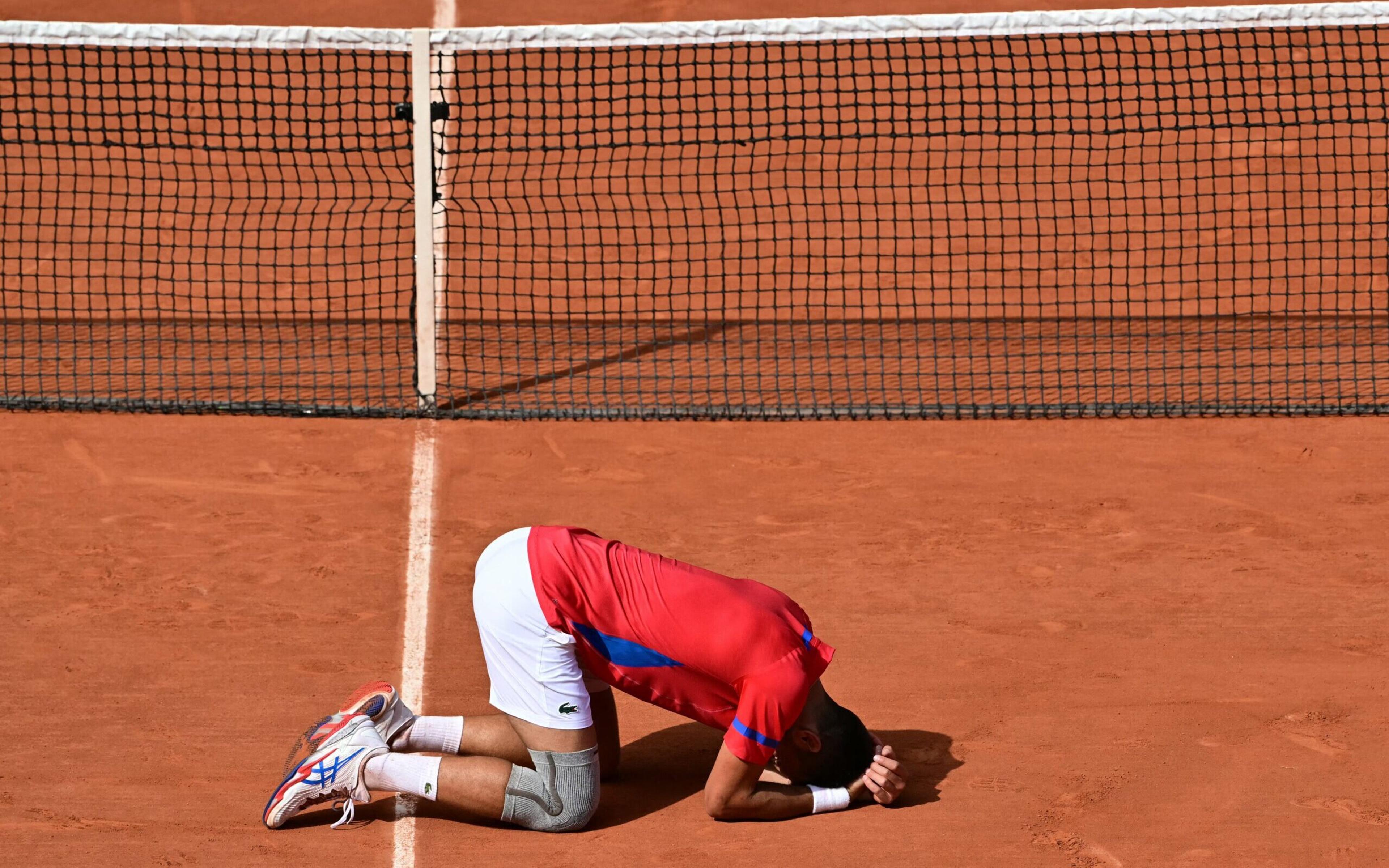 Djokovic derruba Alcaraz, conquista ouro olímpico inédito e vai às lágrimas