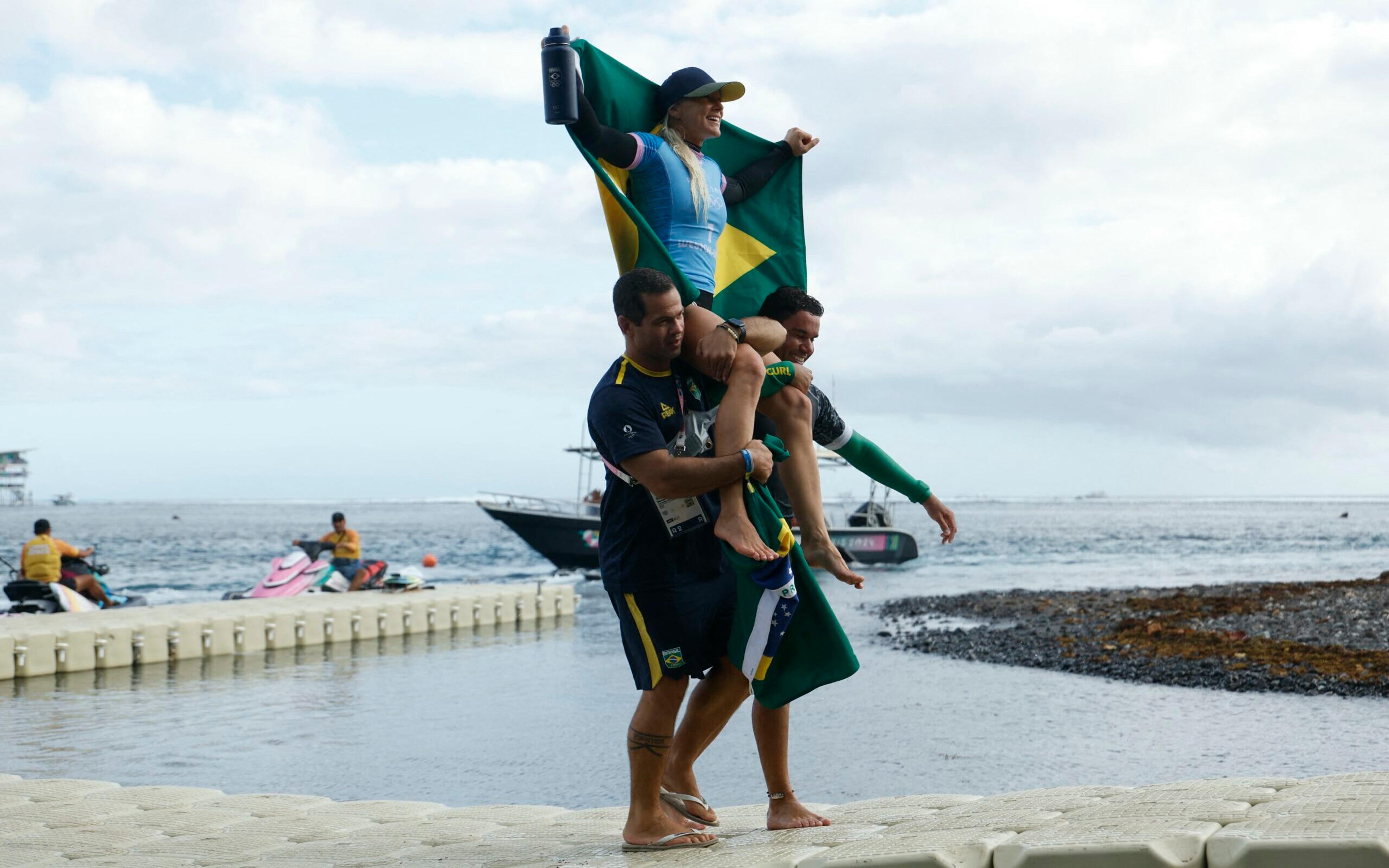 Com final emocionante, Tatiana Weston-Webb fica com a prata do surfe nas Olimpíadas