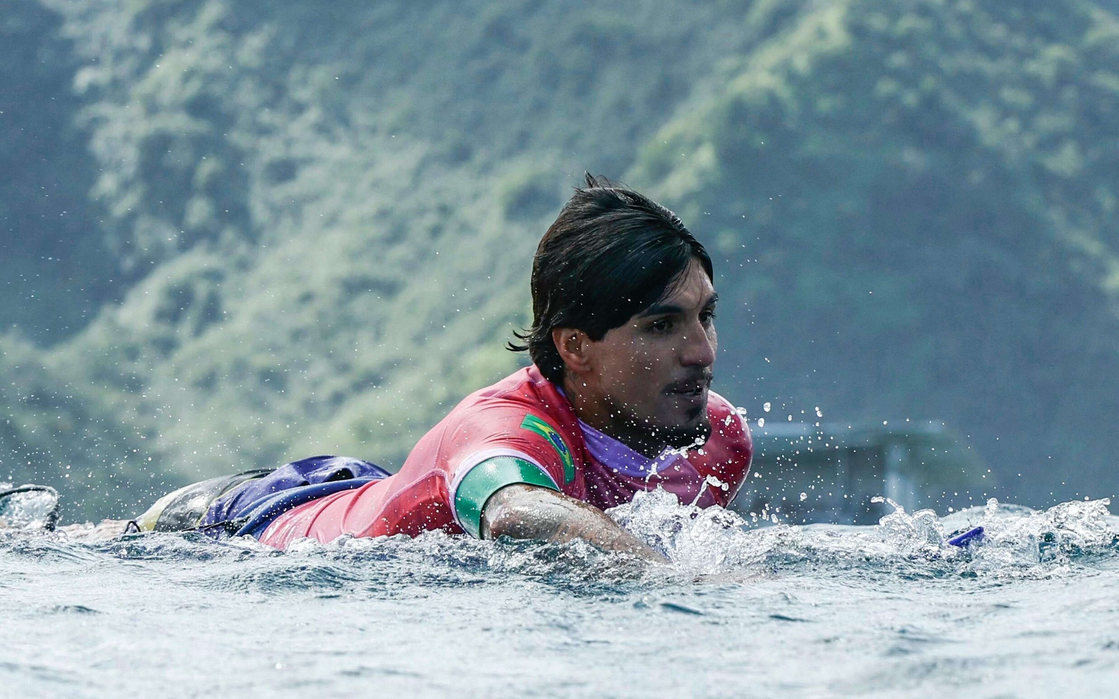 Ondas não favorecem e Gabriel Medina está eliminado das Olimpíadas; brasileiro disputa o bronze