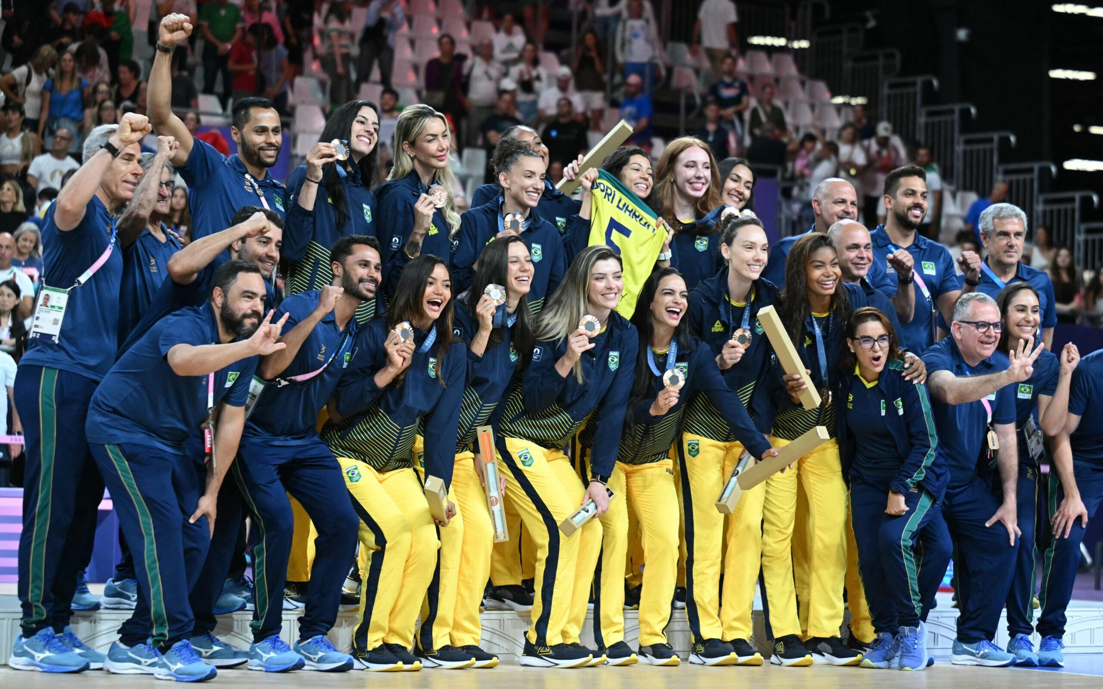 Equipe de vôlei feminino faz homenagem a Pri Daroit em cerimônia de premiação nas Olimpíadas