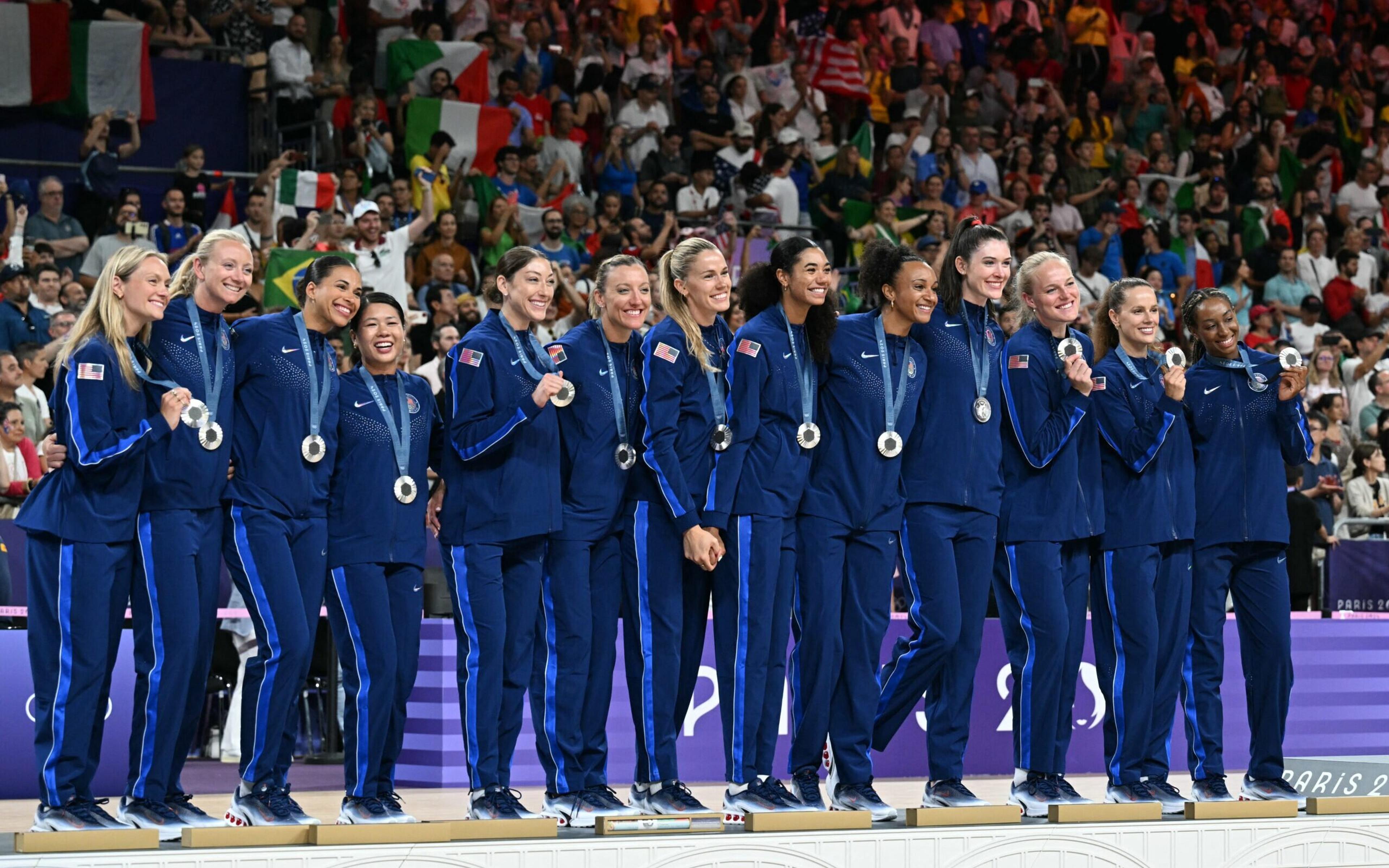 Atletas do vôlei feminino dos Estados Unidos sofrem acidente de carro em Paris