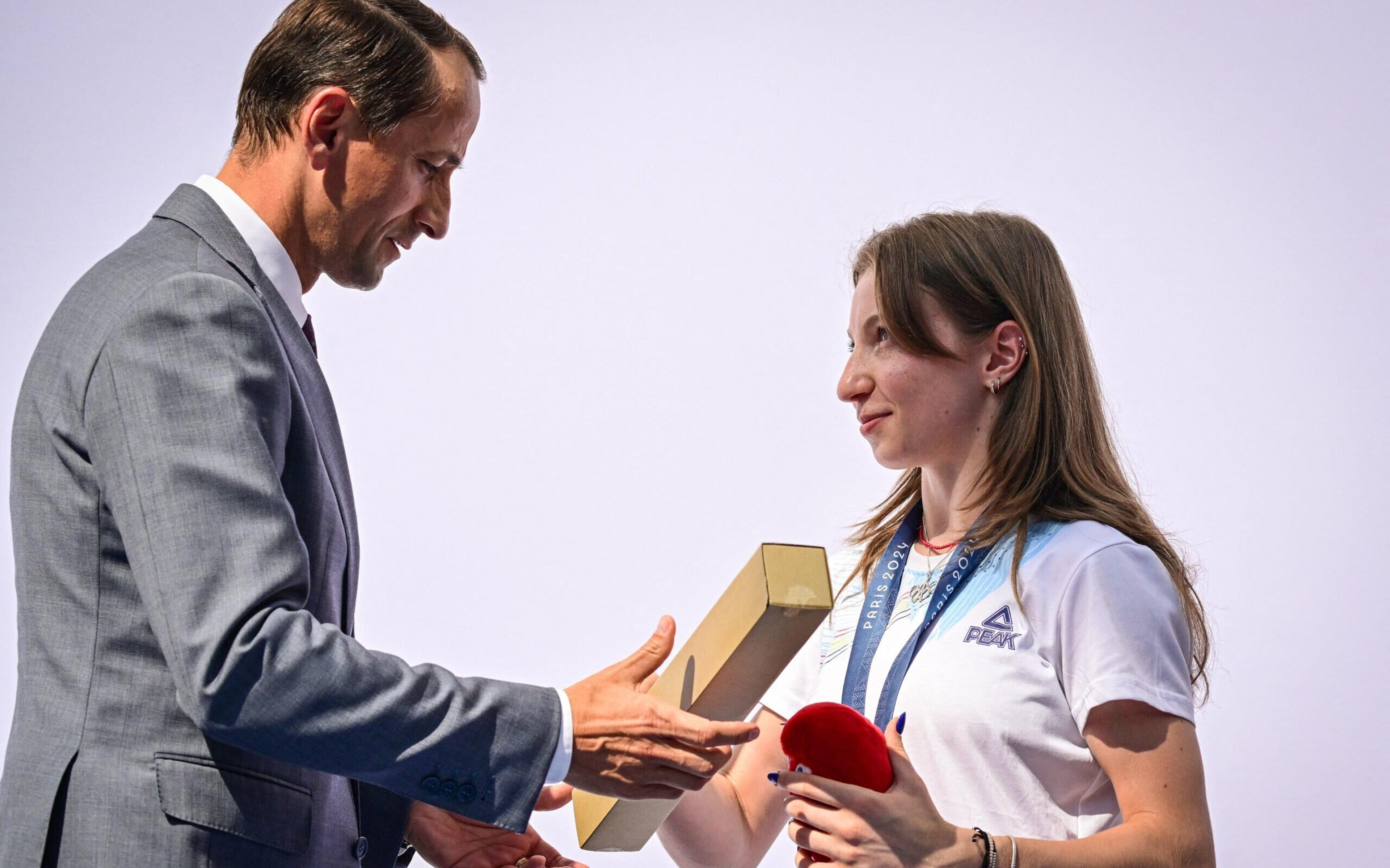 Vídeo: Ginasta romena Ana Barbosu recebe medalha após recurso em pódio polêmico