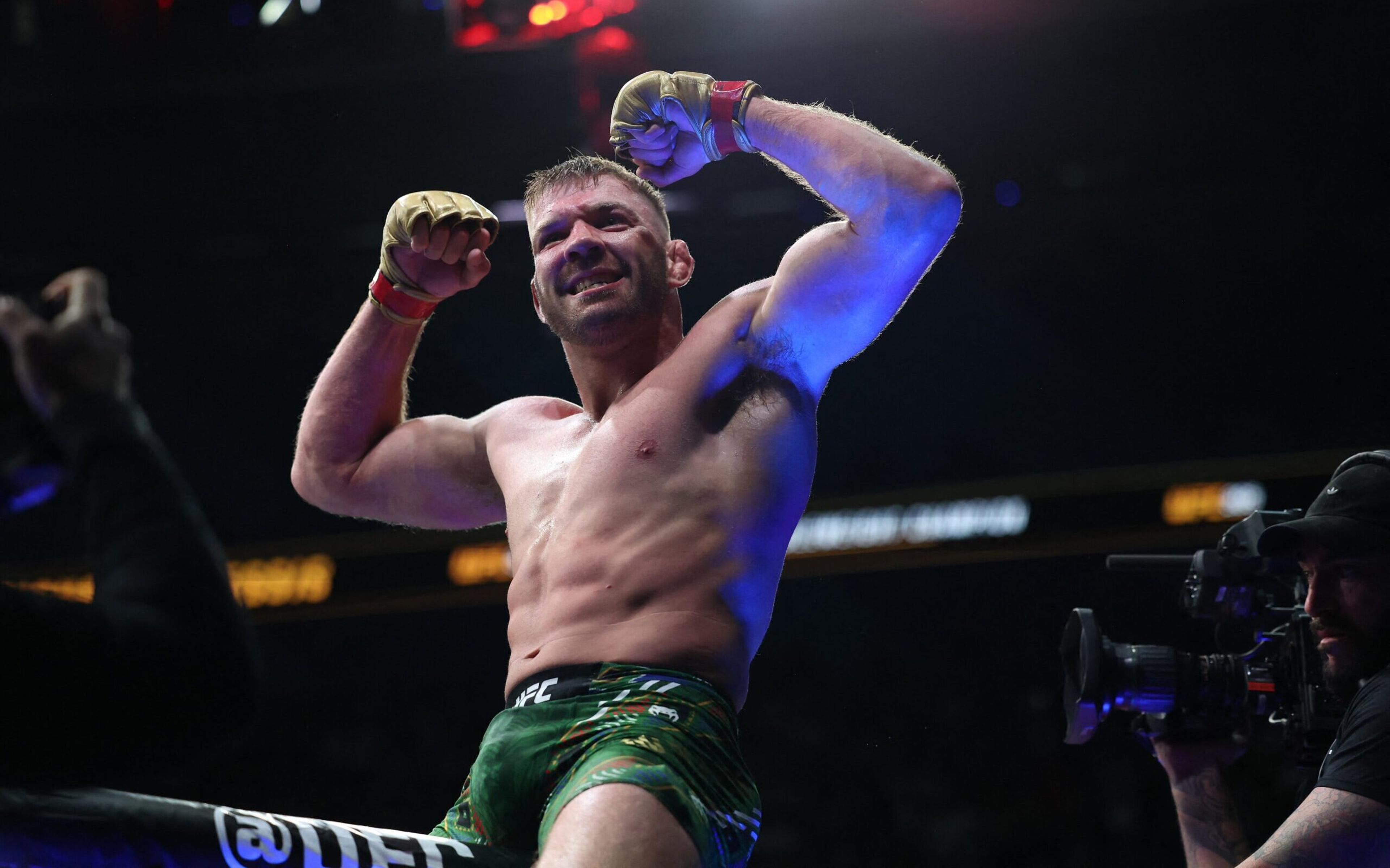 Du Plessis finaliza Adesanya e defende cinturão no UFC 305