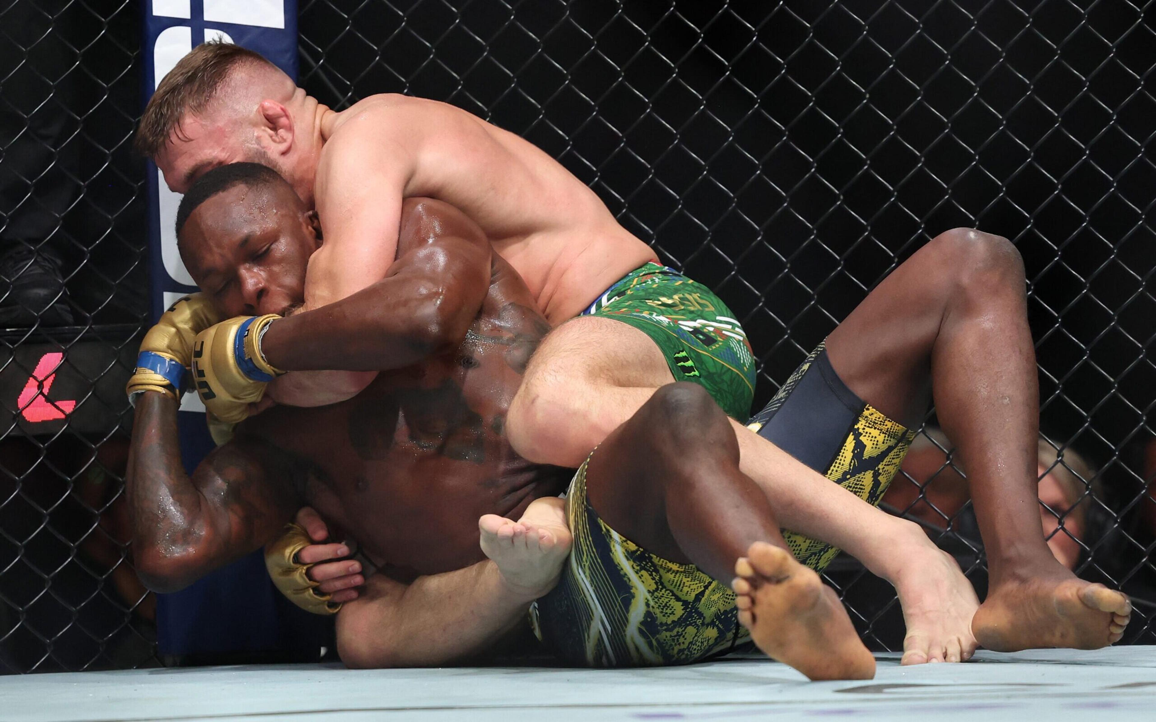 Após derrota no UFC, Adesanya responde possibilidade de aposentadoria