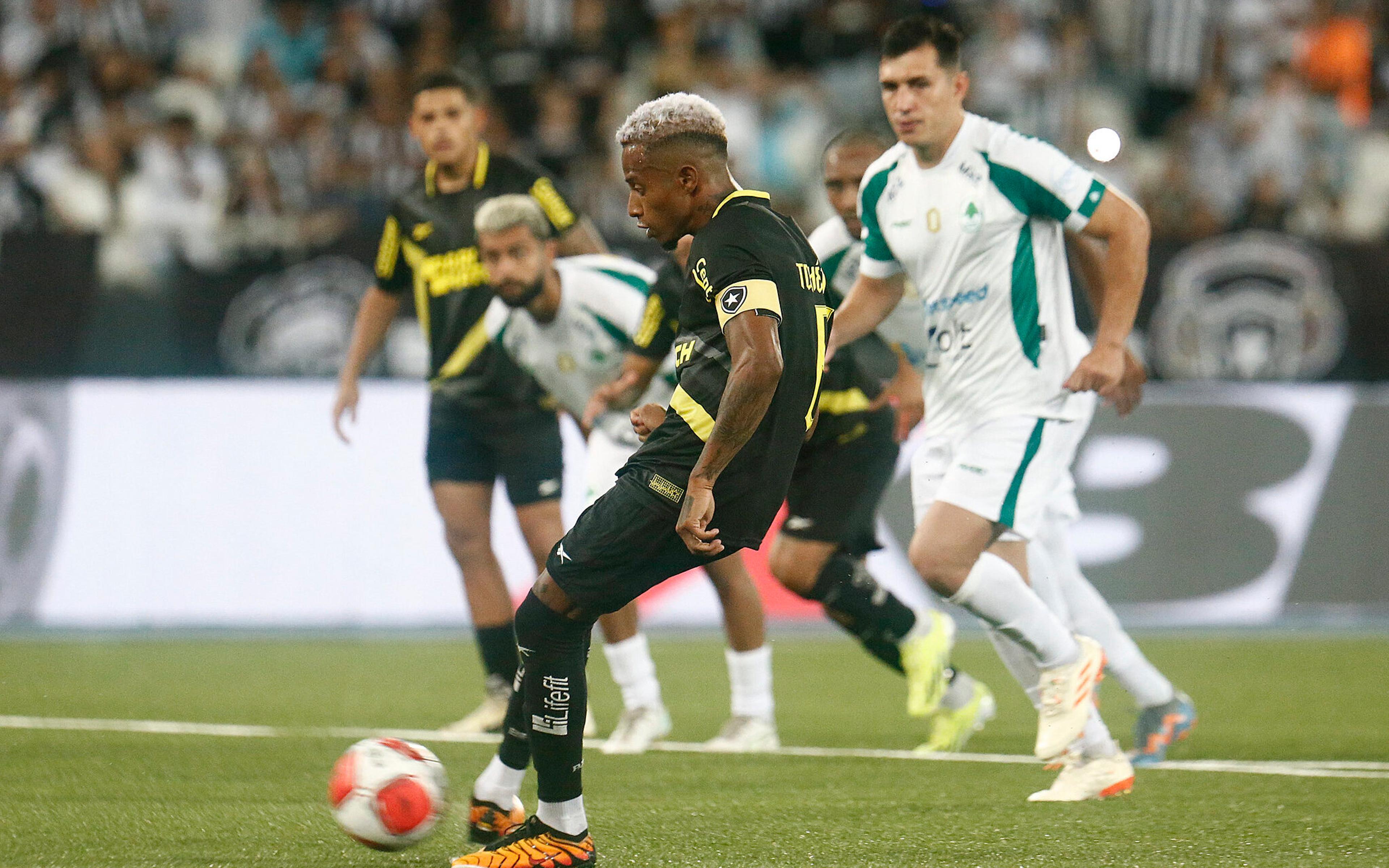 Tchê Tchê é o único remanescente da primeira janela da SAF do Botafogo