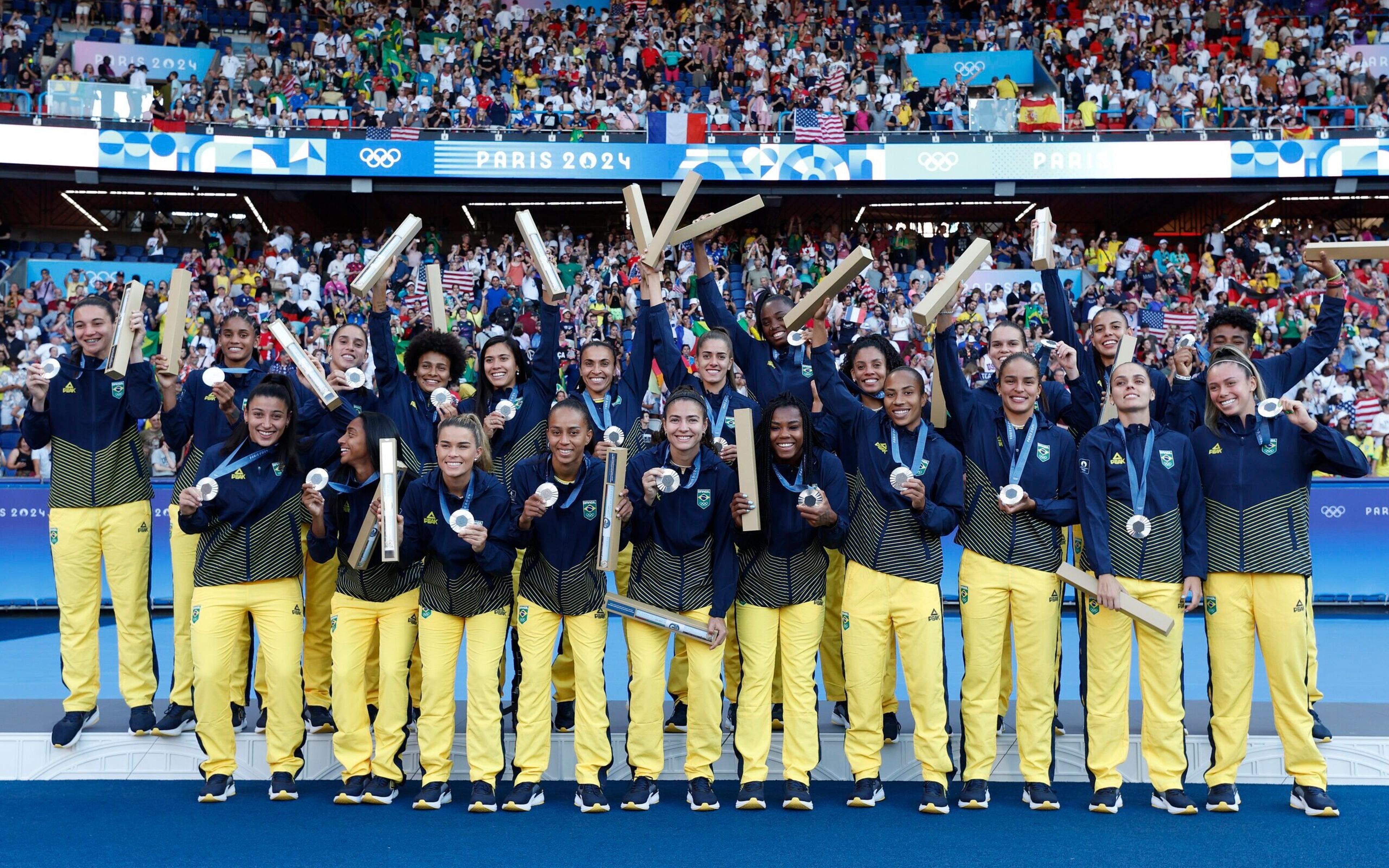 Fachada da CBF homenageia seleção feminina após prata olímpica; veja as fotos