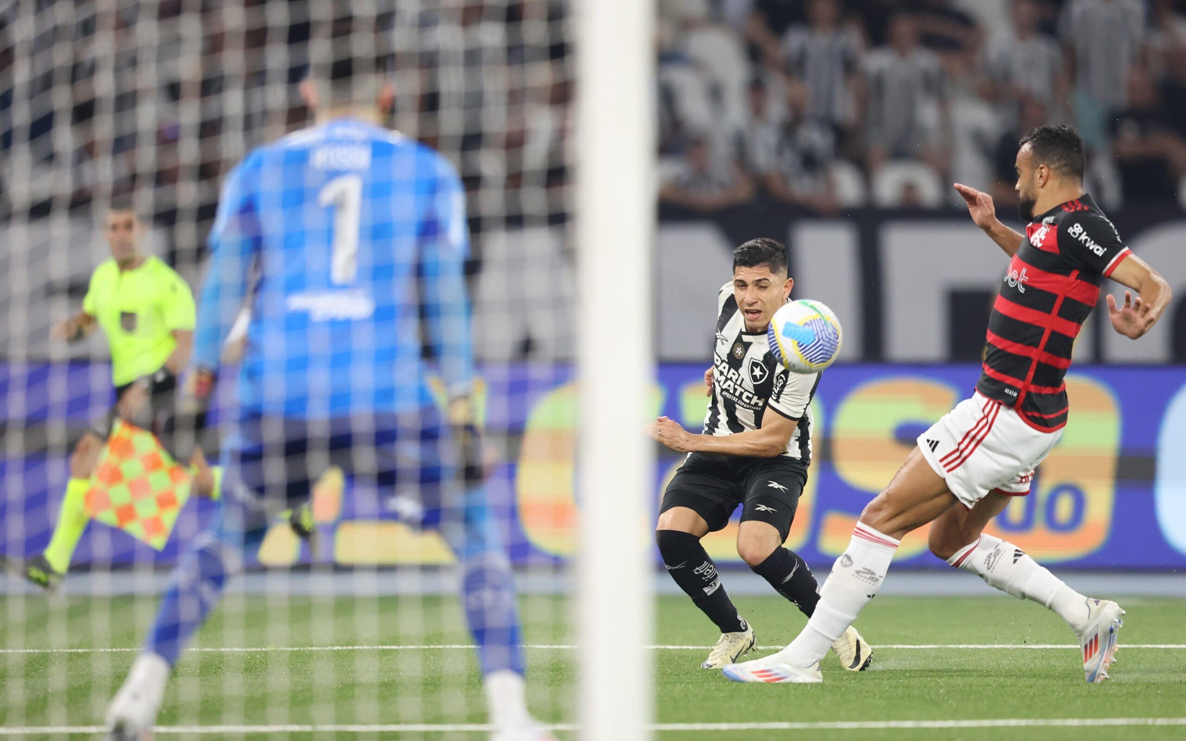 Ex-jogador isenta titular do Flamengo de culpa por goleada do Botafogo: ‘Não fosse ele seria mais elástico’