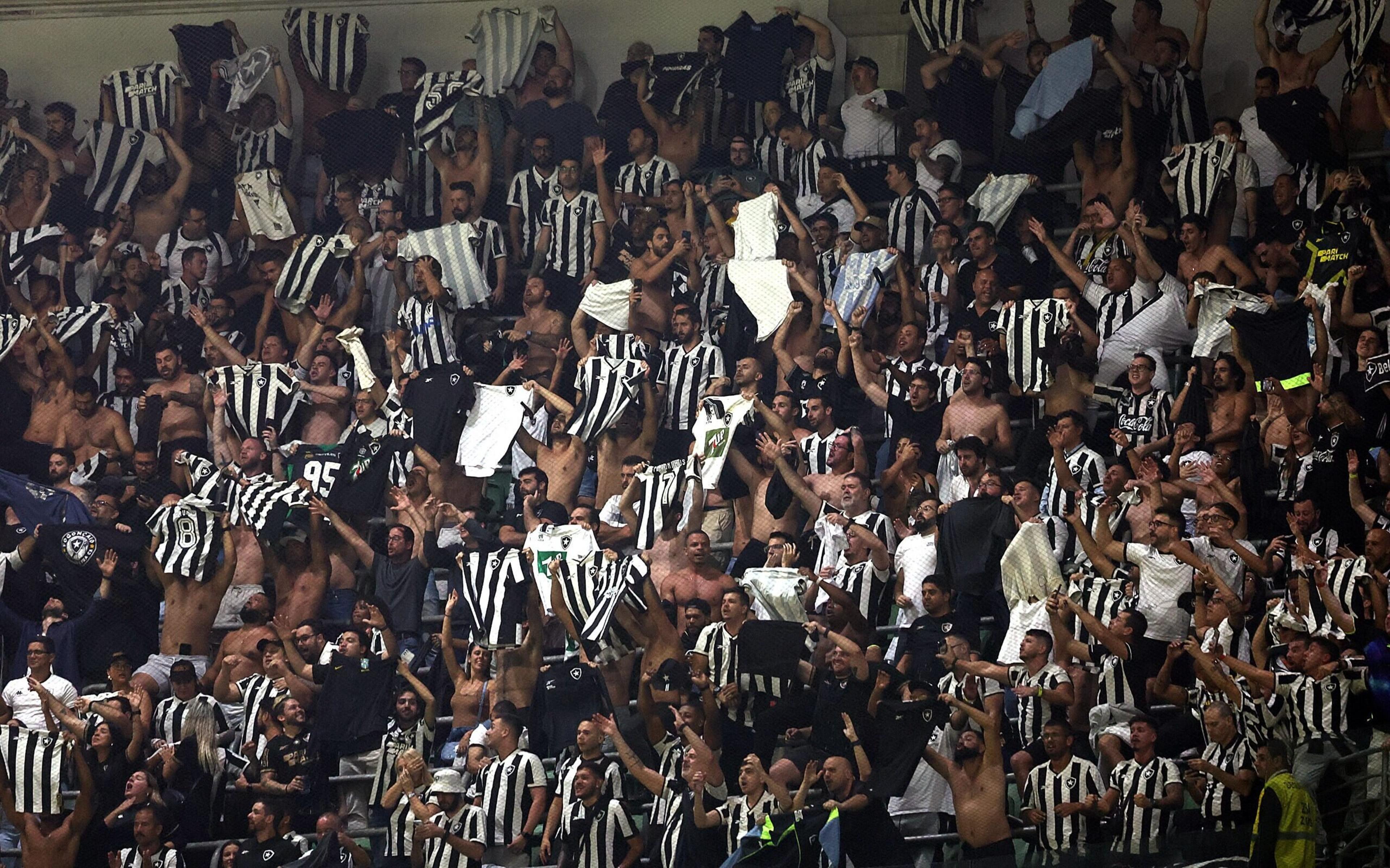 Torcida do Botafogo provoca a do Palmeiras no Allianz Parque: ‘Torcida de teatro’