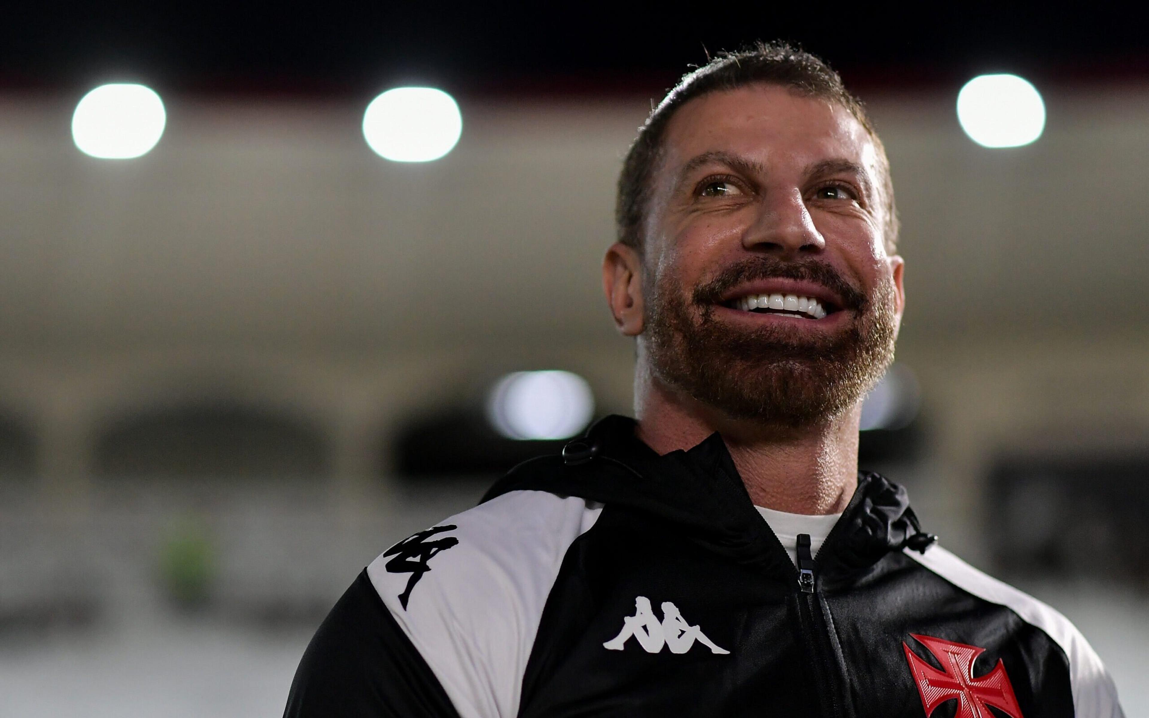 Pedrinho hasteia bandeira do Vasco em São Januário no dia do aniversário do clube