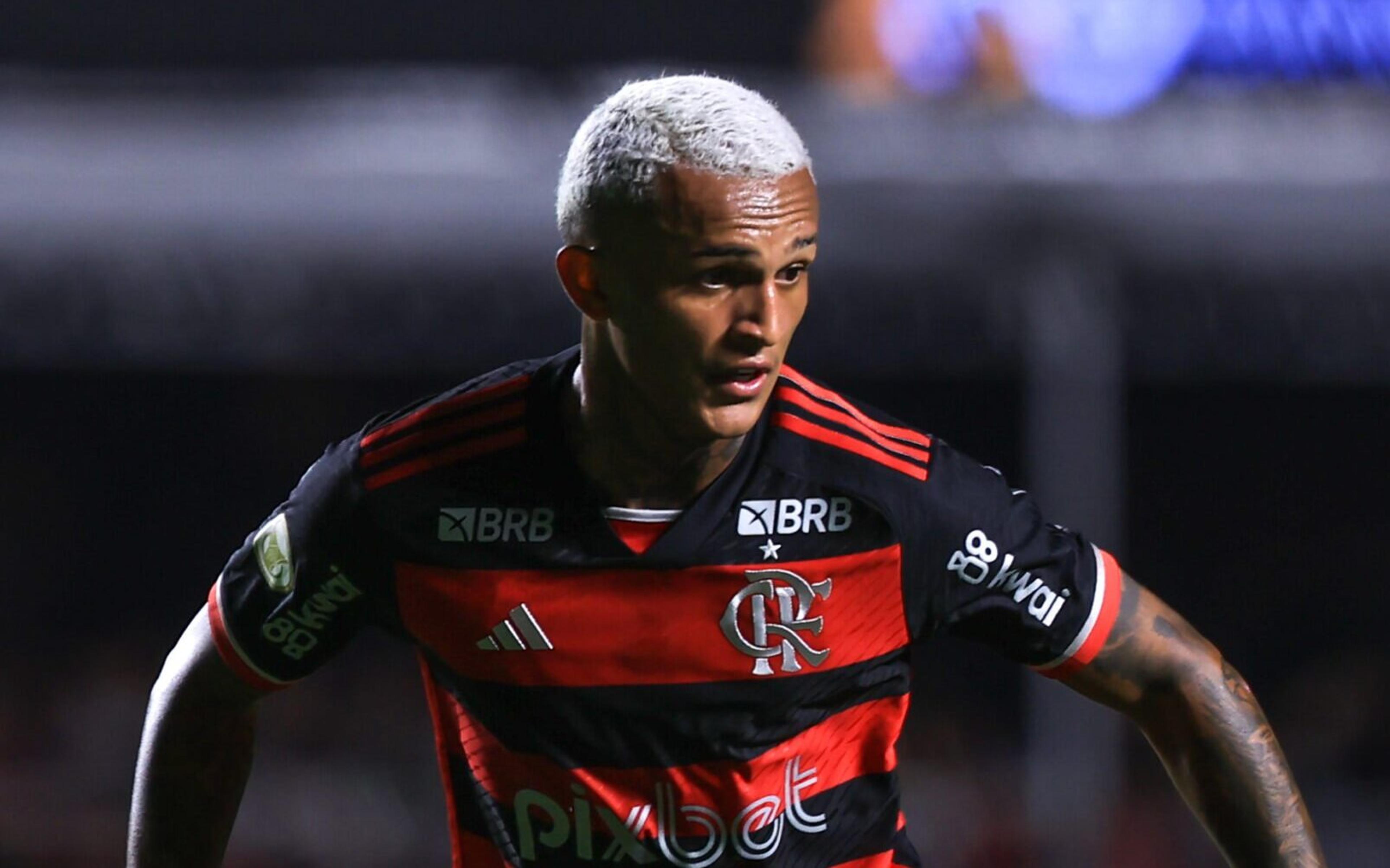 Wesley, do Flamengo, tem carro de luxo roubado no Rio de Janeiro