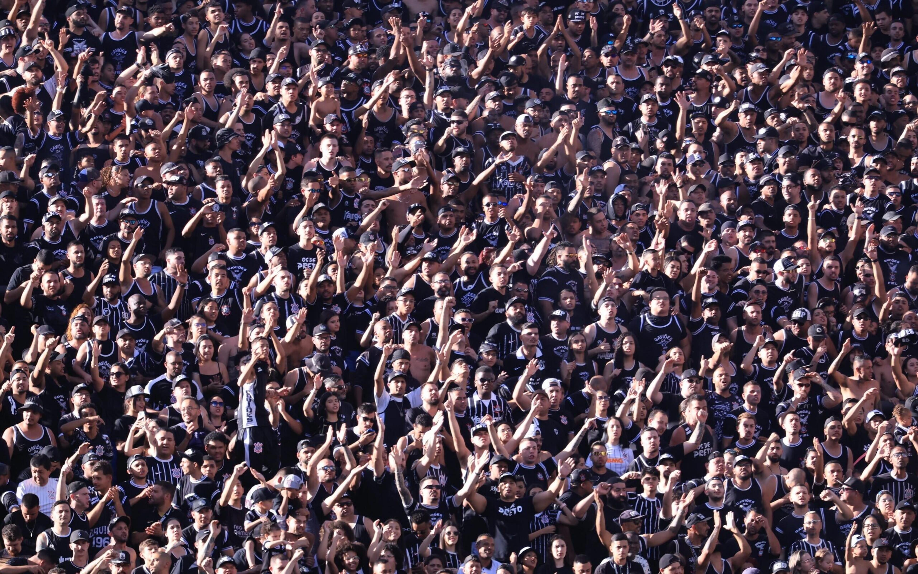 Torcedores tomam atitude curiosa após lance envolvendo Fagner em Corinthians x Juventude: ‘Me obriga a beber’