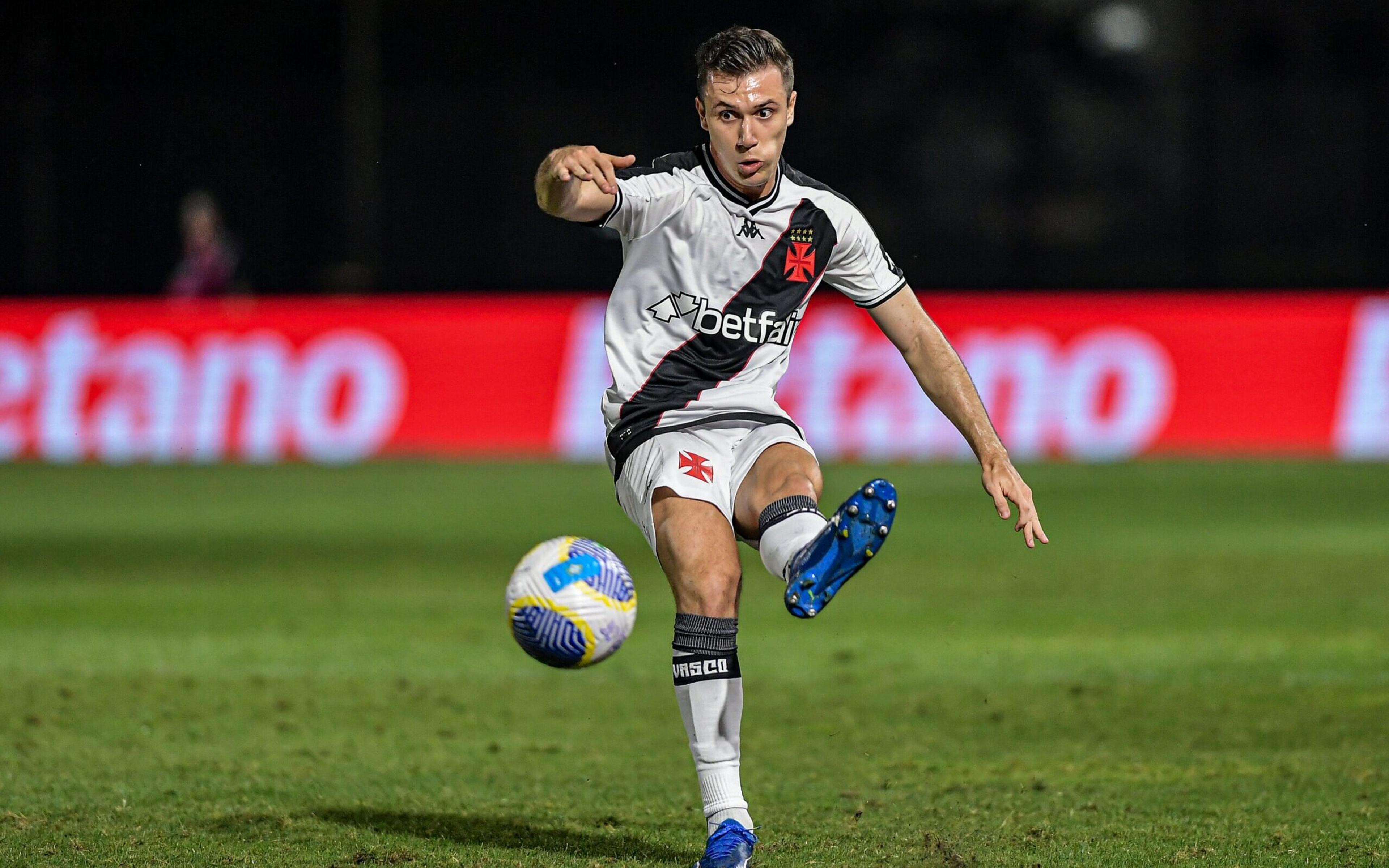 Torcedores do Vasco se empolgam com gol de Lucas Piton: ‘Estátua em São Januário’