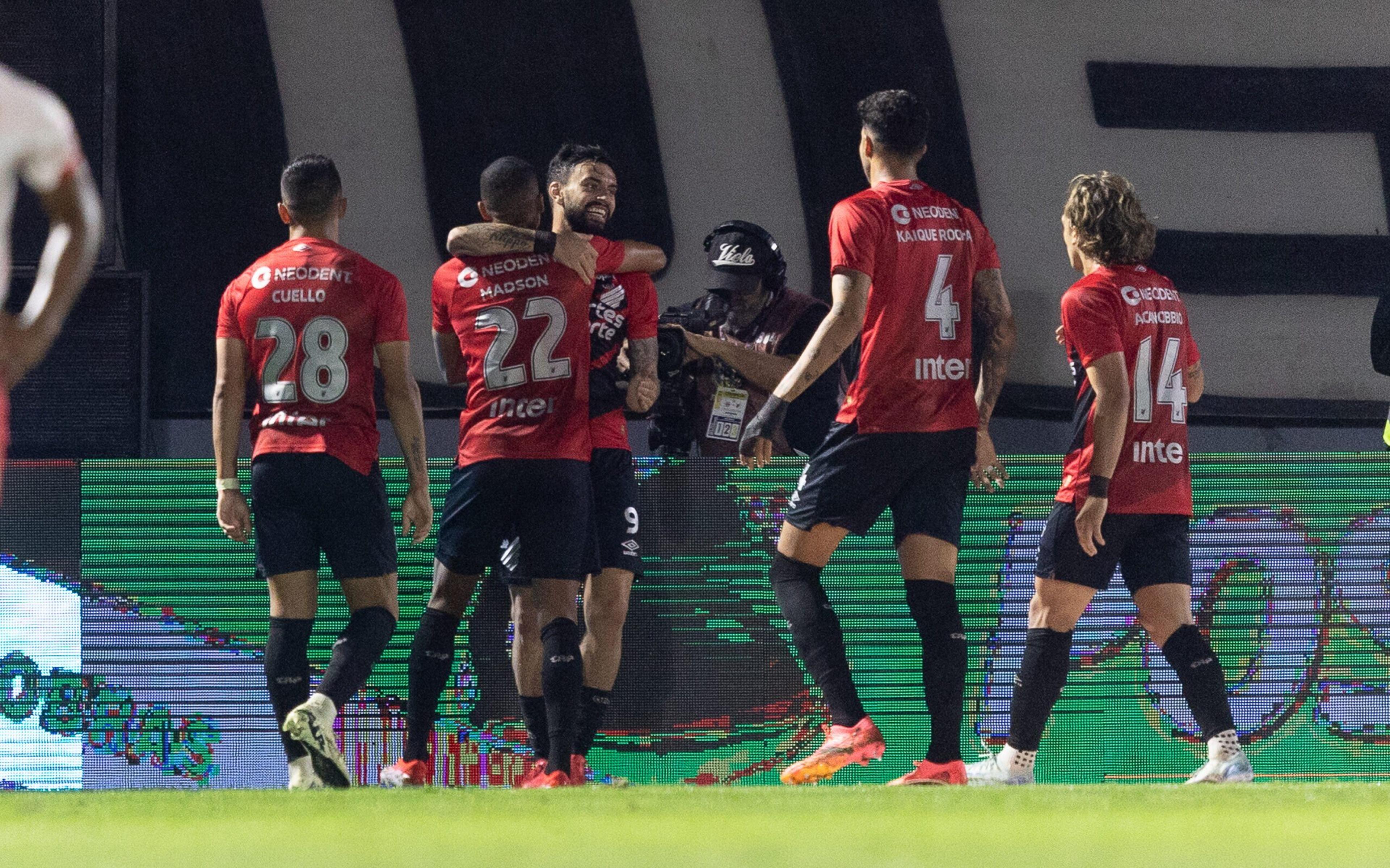 Athletico-PR vence o Bragantino, amplia vantagem e avança às quartas da Copa do Brasil