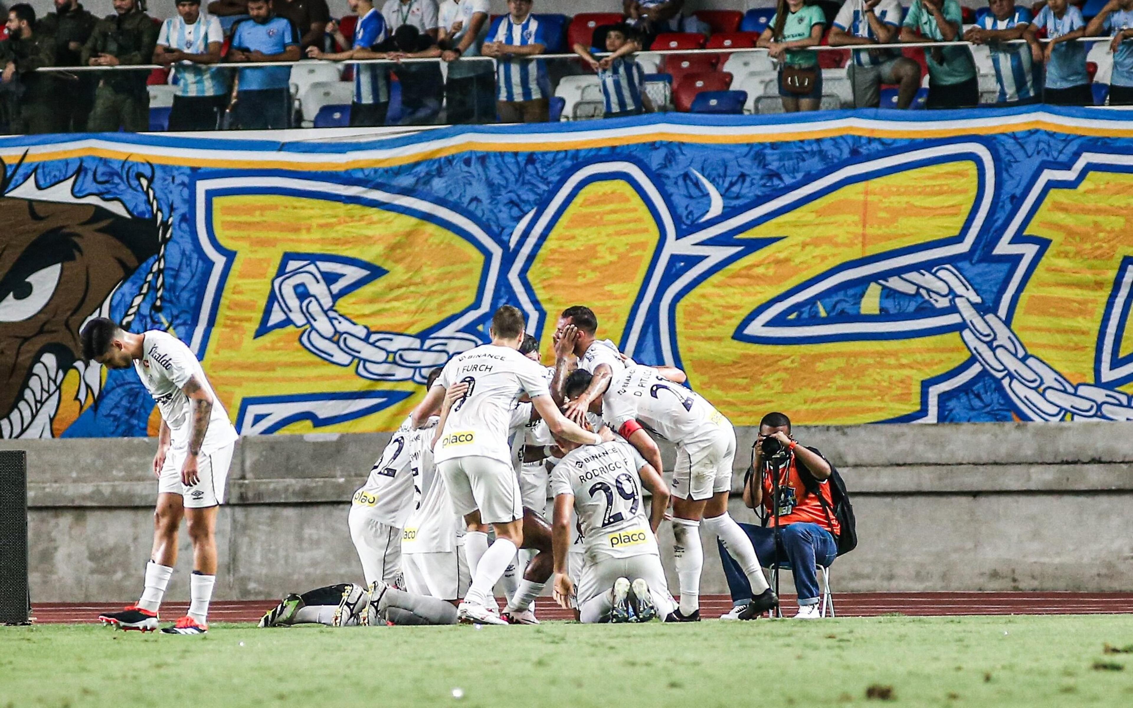 Santos goleia o Paysandu e segue na liderança da Série B