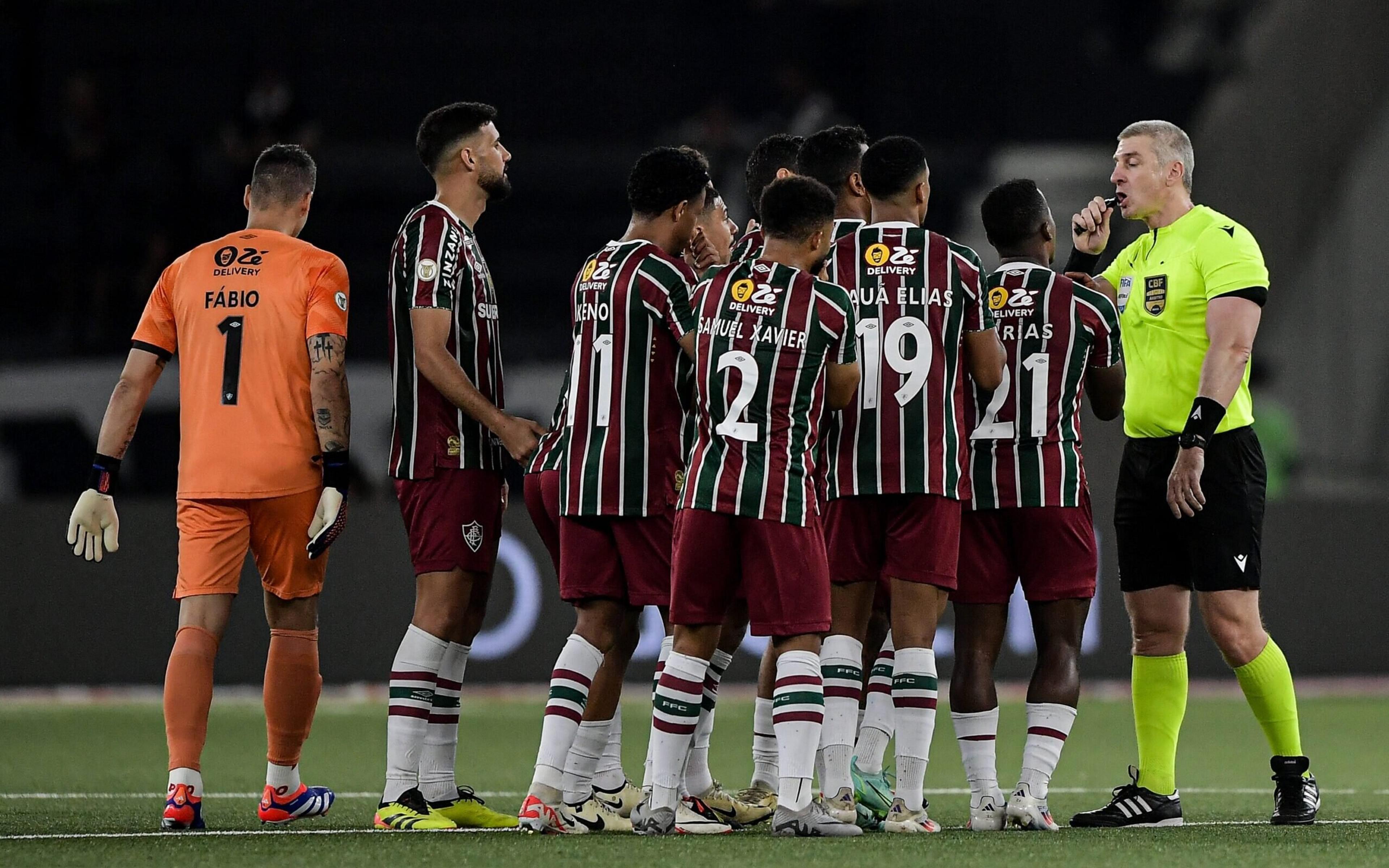 Jornalista se revolta em Vasco x Fluminense: ‘Maior roubo de todos os tempos’