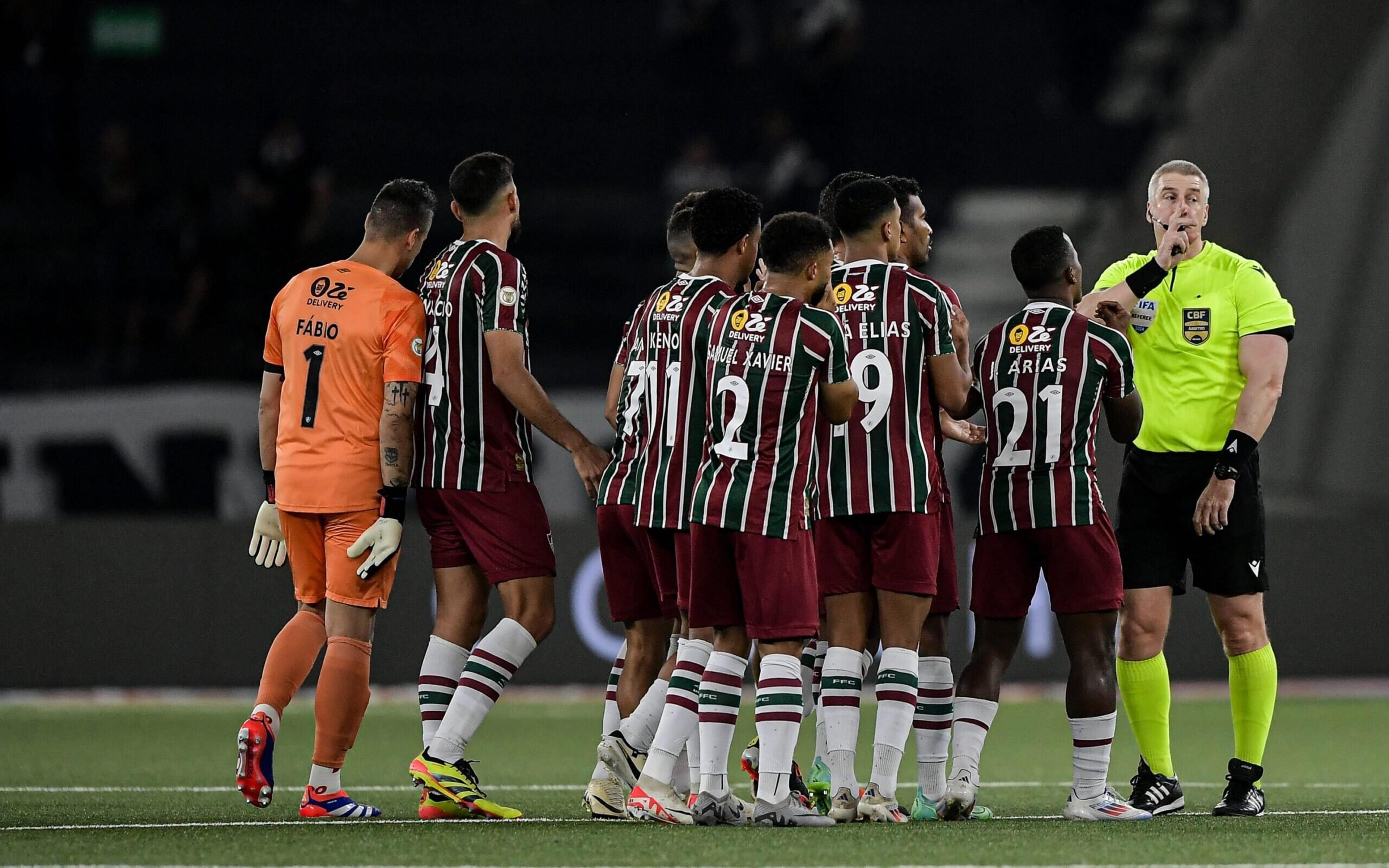 Carlos Eugênio Simon bate martelo em gol polêmico do Vasco no Fluminense; veja