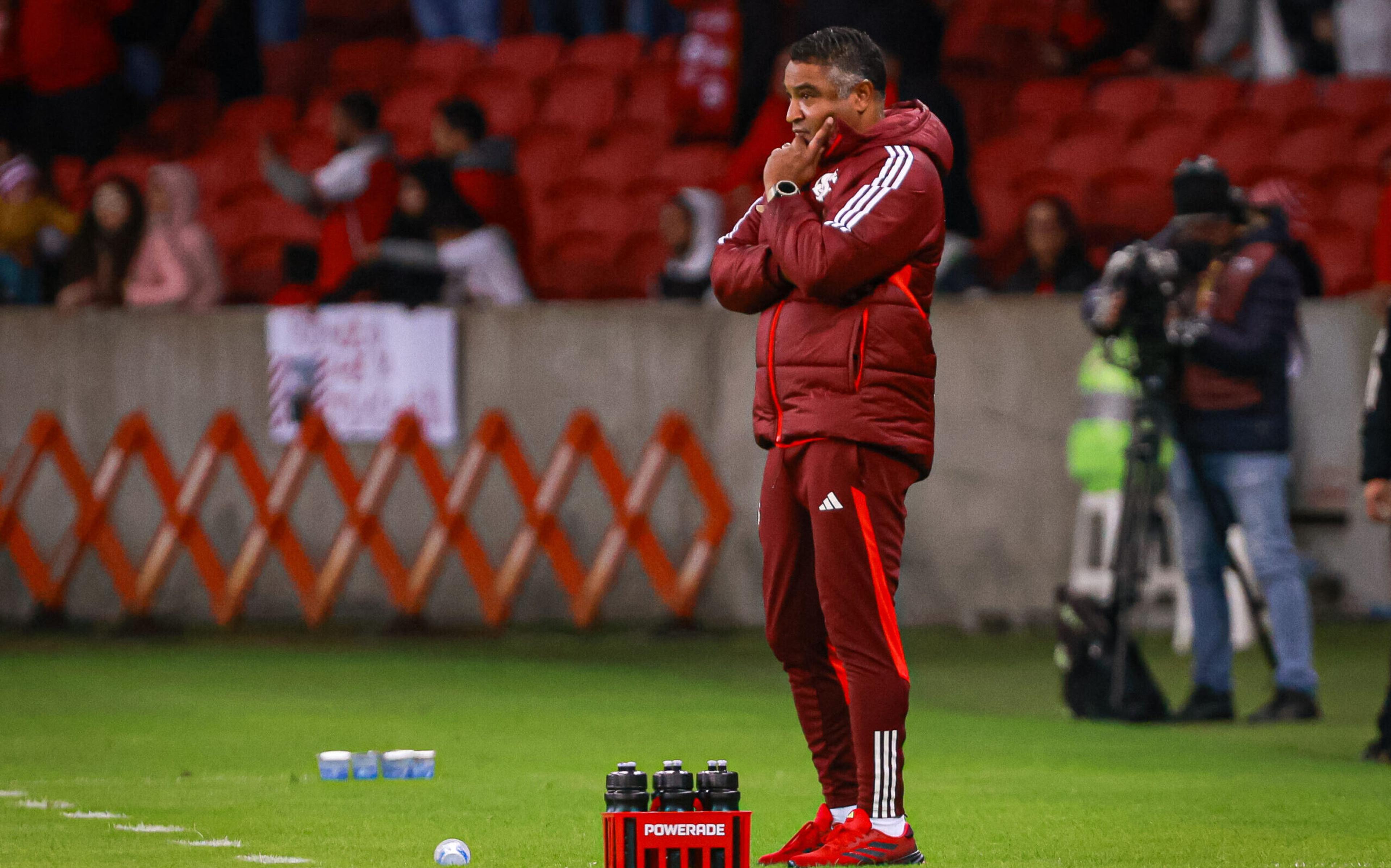 Roger Machado critica arbitragem após empate: ‘Árbitro bom é aquele que ninguém nota’