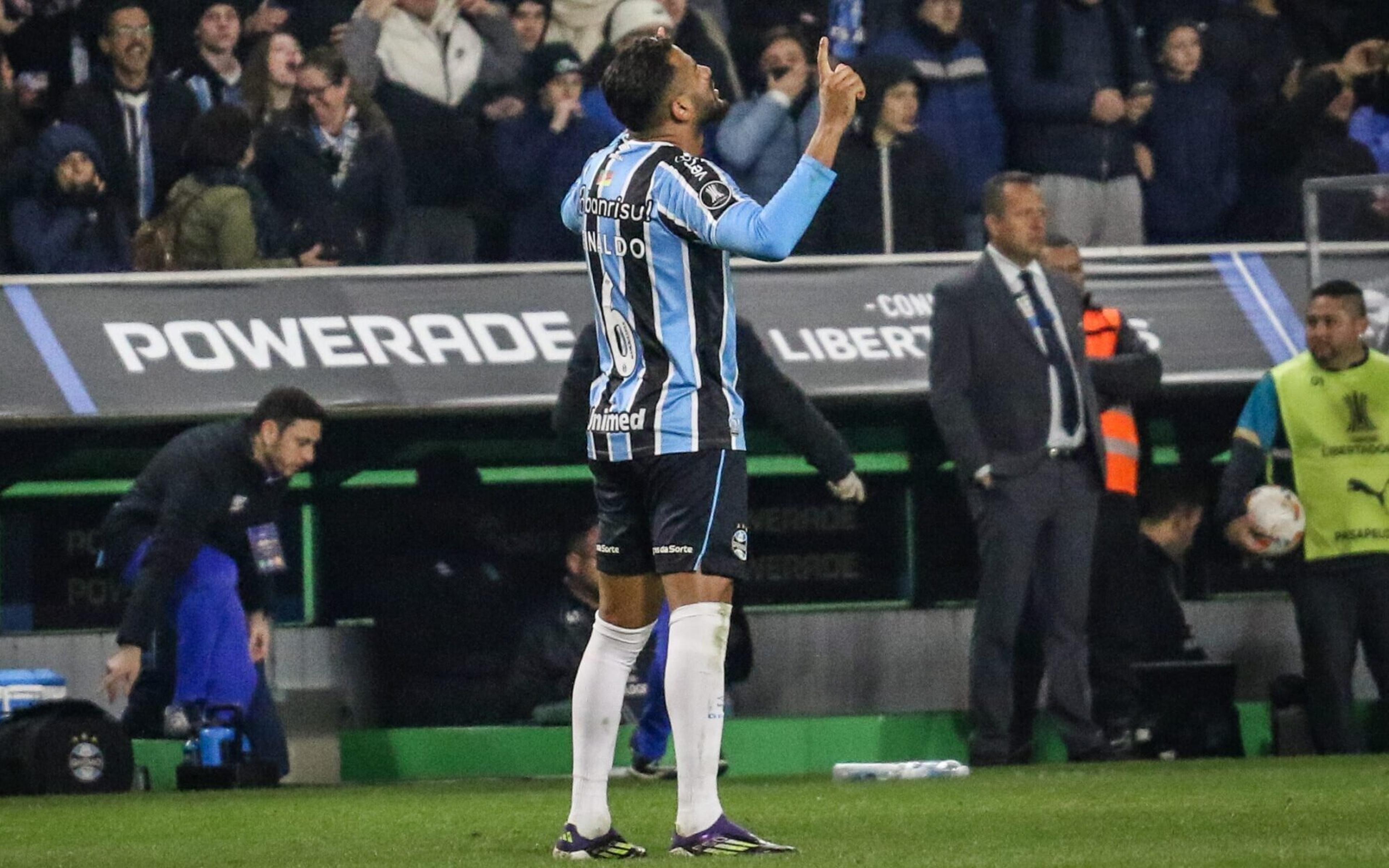 Reinaldo faz dois gols em três minutos e agita torcedores do Grêmio: ‘Roberto Carlos no auge’