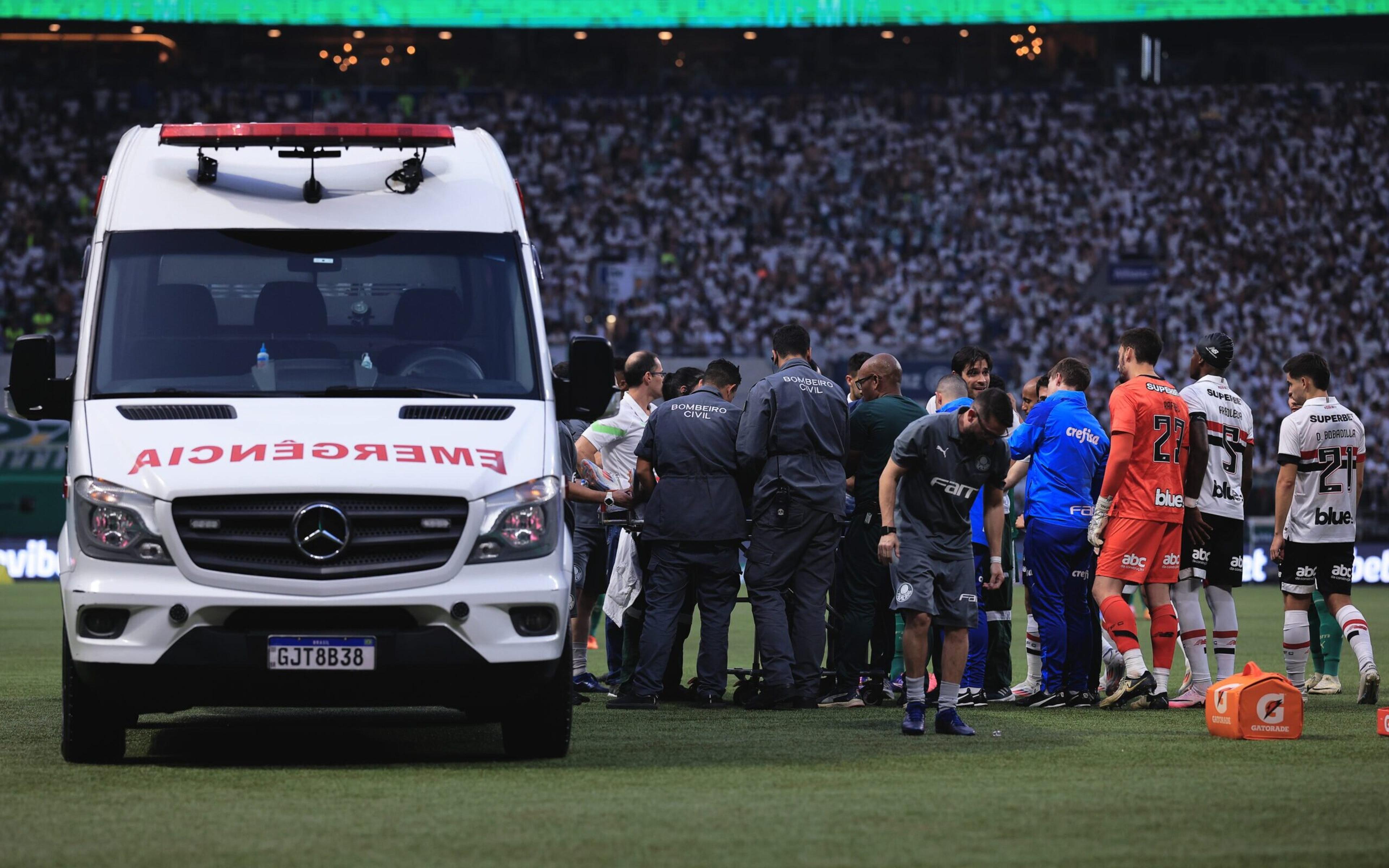 No hospital, Patryck tranquiliza torcedores do São Paulo; Estêvão se desculpa com jogador