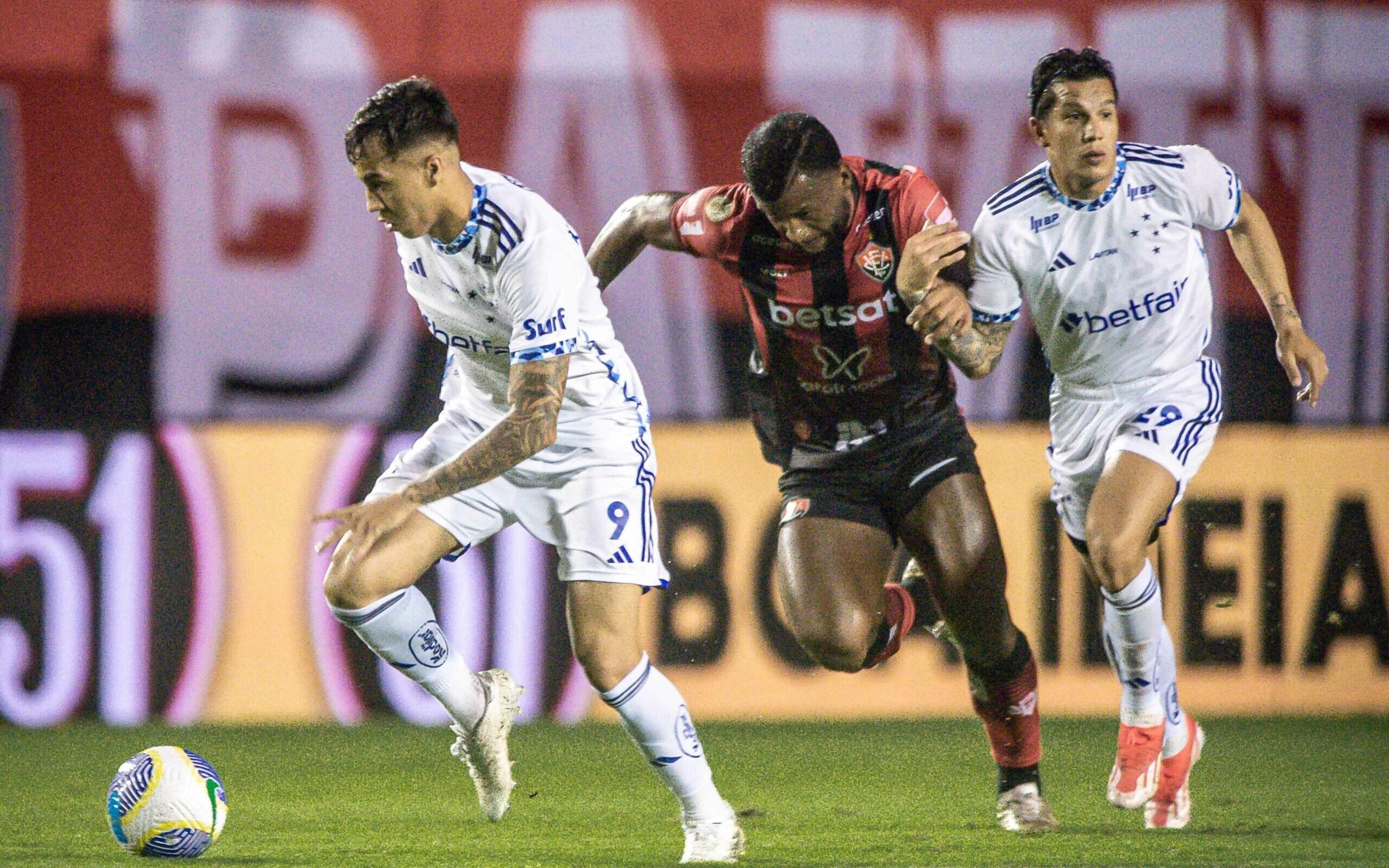 Analista de arbitragem cita ‘erros gigantes’ em Vitória x Cruzeiro: ‘Assustador’