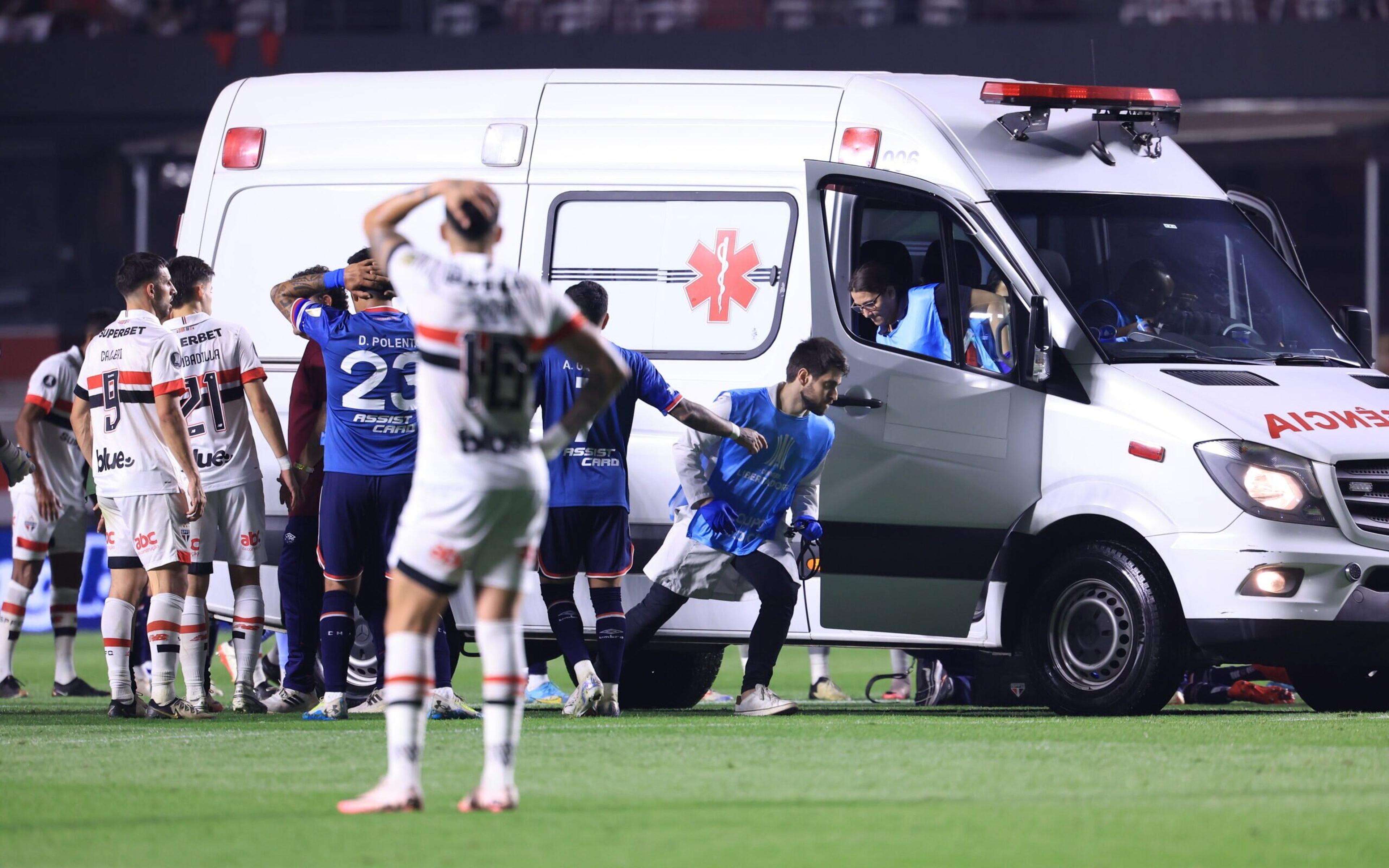 Jogador do Nacional-URU passa mal e sai do campo de ambulância em jogo contra o São Paulo