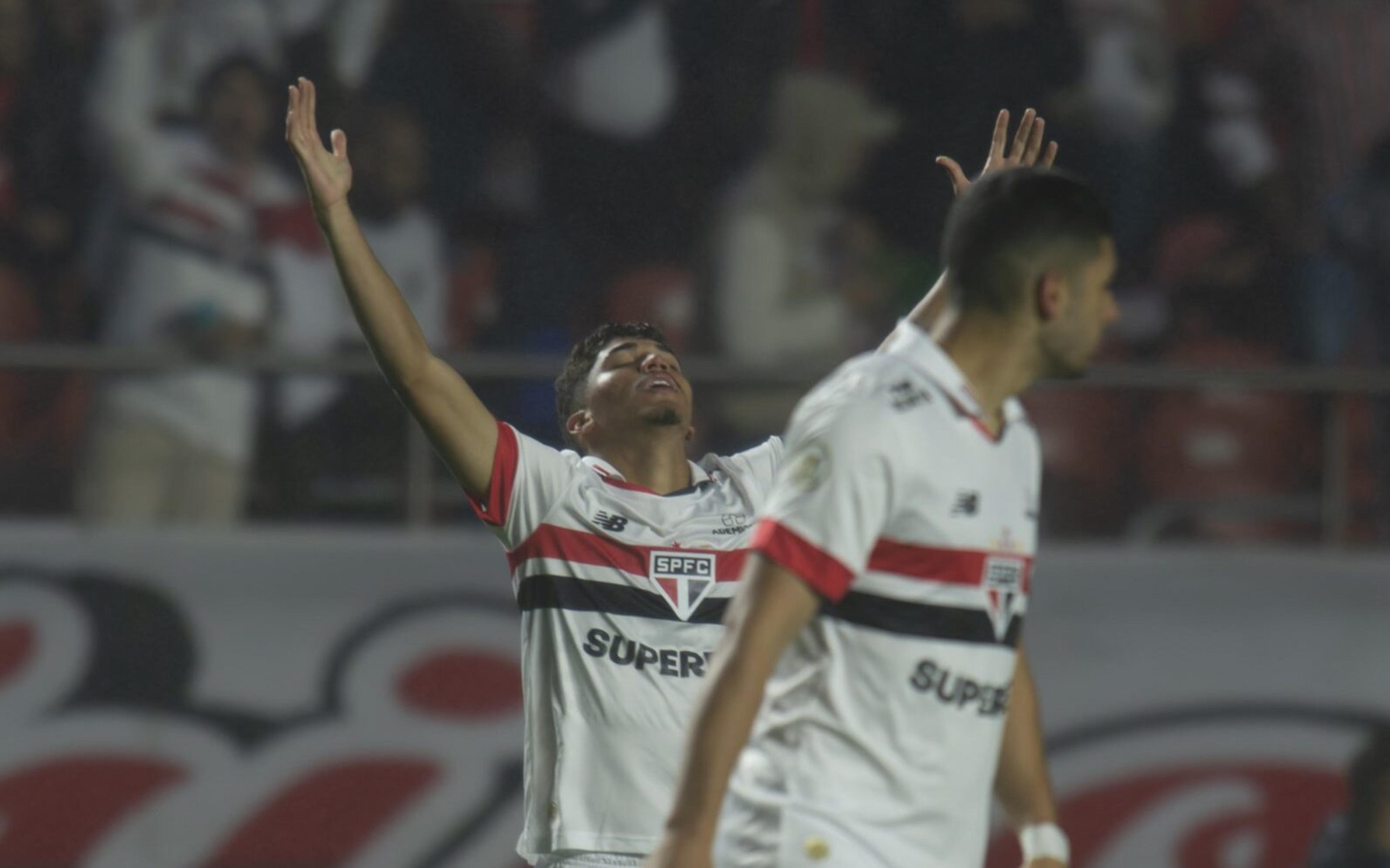 Com time misto e gols de reservas, São Paulo vence o Vitória e cola no G4