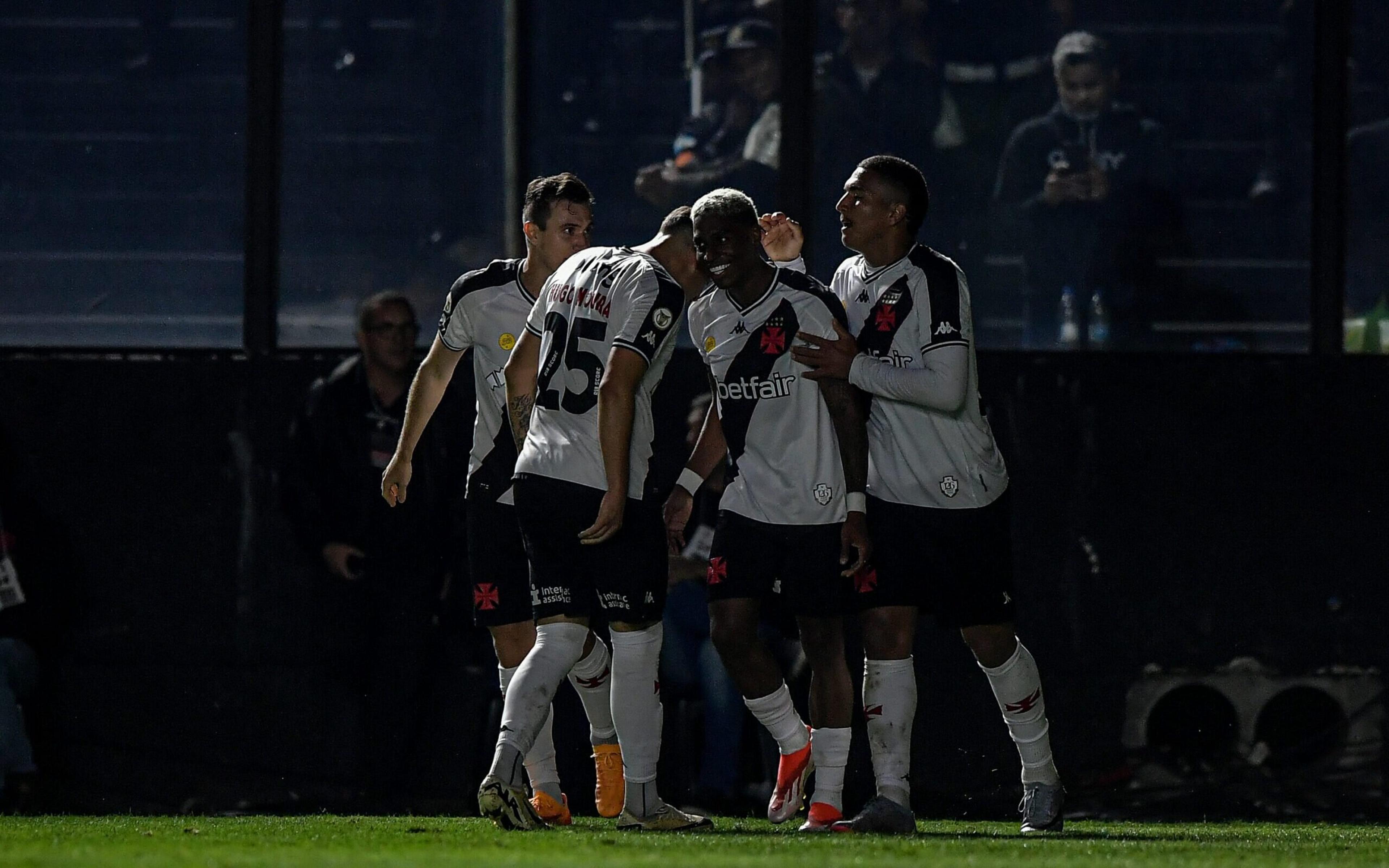 Vasco deve ter novidade entre os titulares contra o Athletico-PR na Copa do Brasil; veja provável escalação