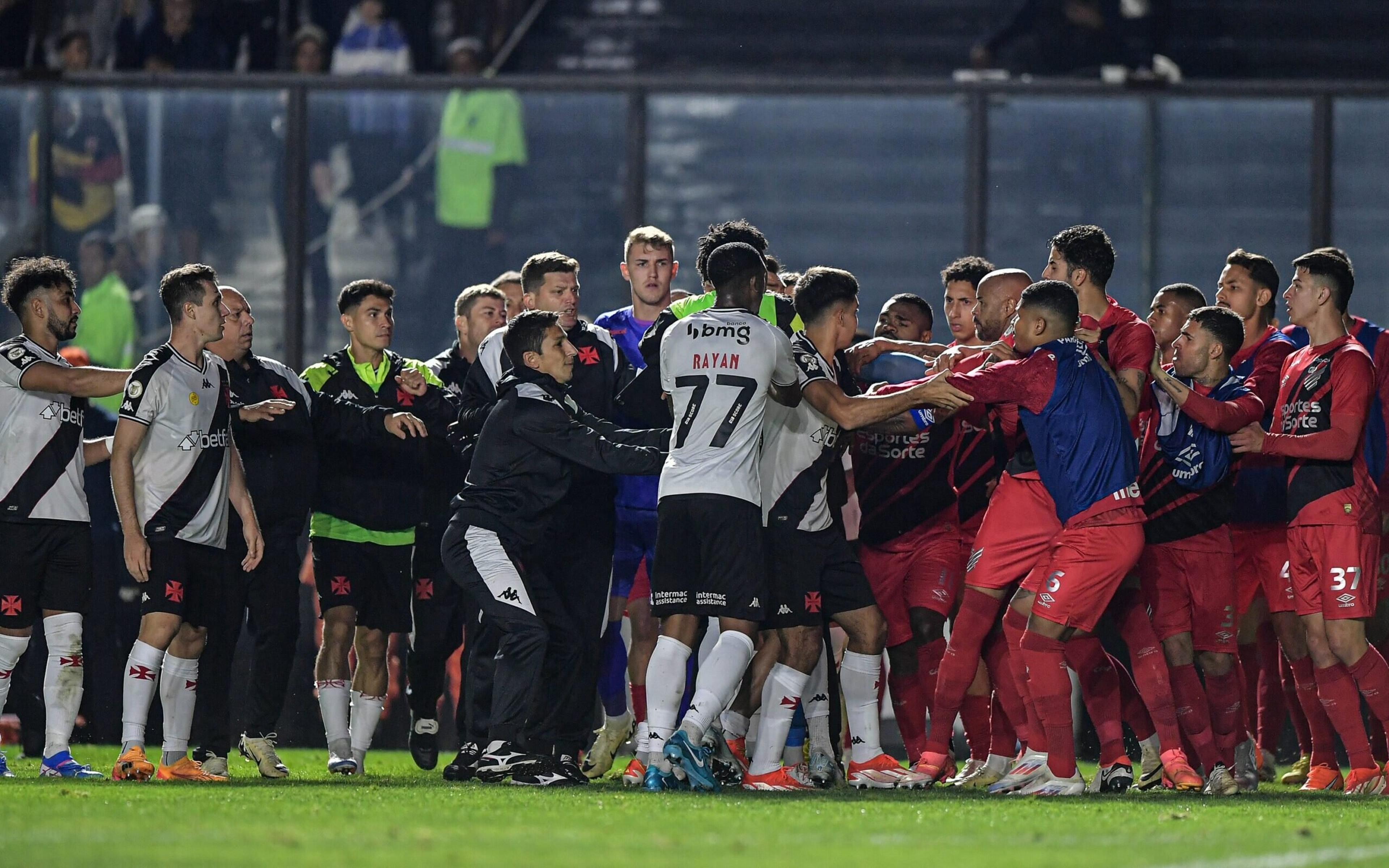 Segurança do Vasco se pronuncia sobre confusão com jogadores do Athletico Paranaense: ‘Jogador pode tudo’