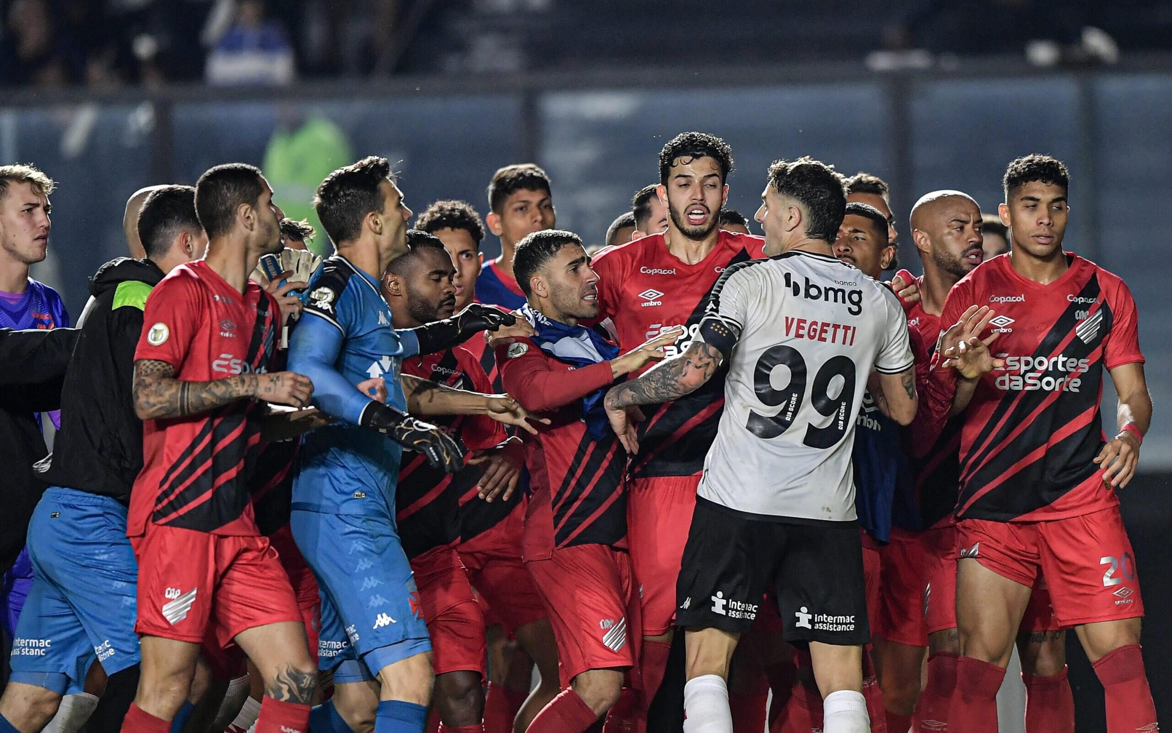 Vasco e Athletico-PR trocam provocações nas redes: ‘Basta ver quem iniciou a confusão’