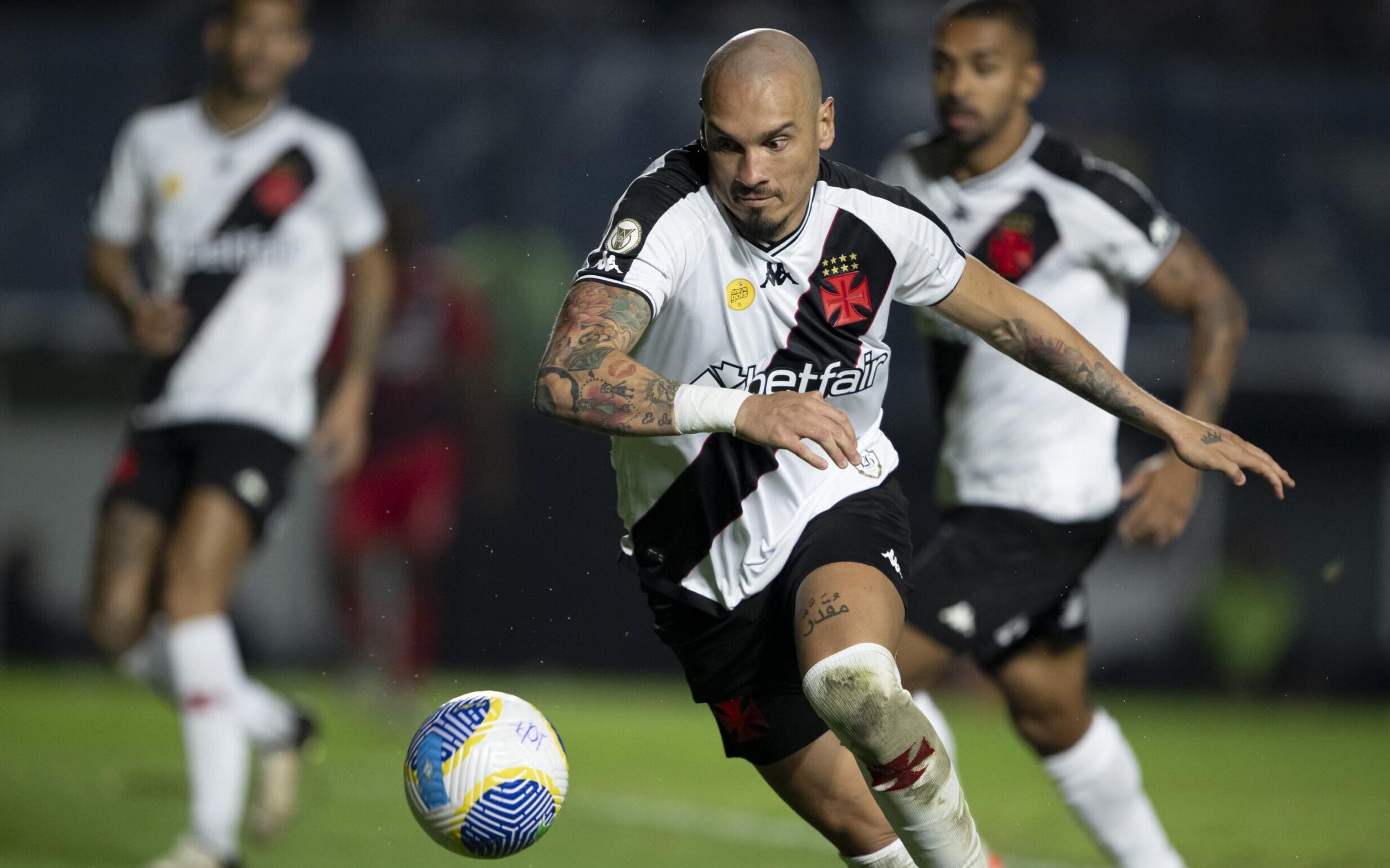 Zagueiro do Vasco vira piada entre torcedores por cena inusitada no fim do jogo