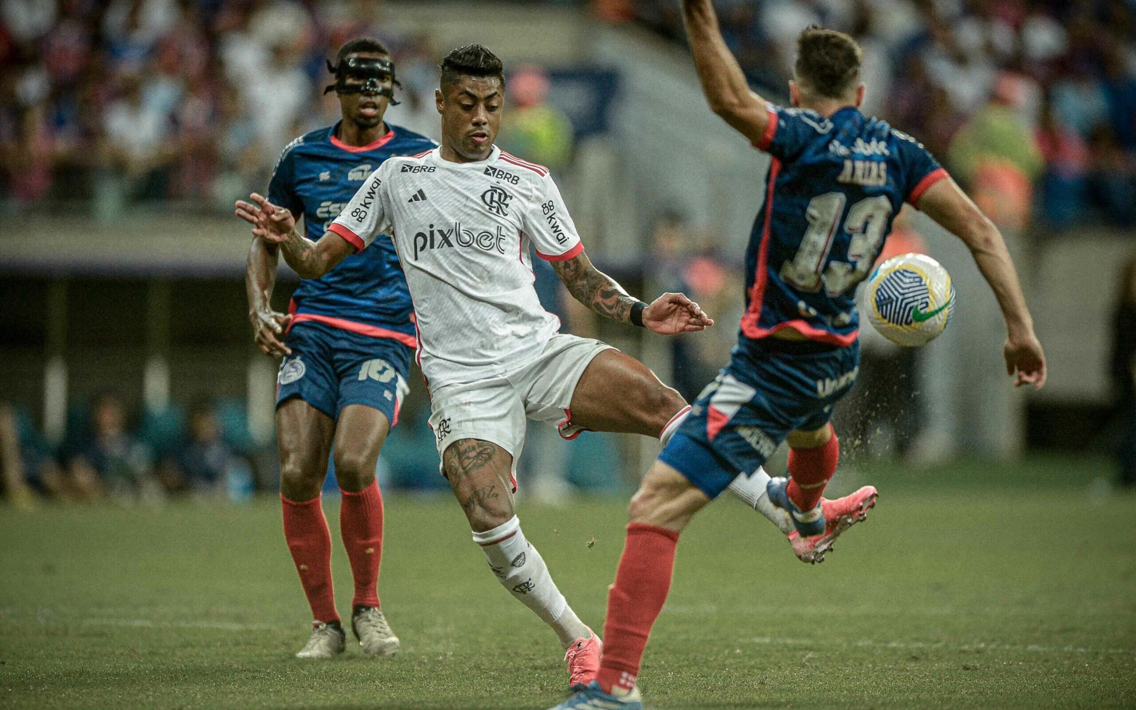 Cena de Bruno Henrique durante Hino Nacional antes de Bahia x Flamengo viraliza na web