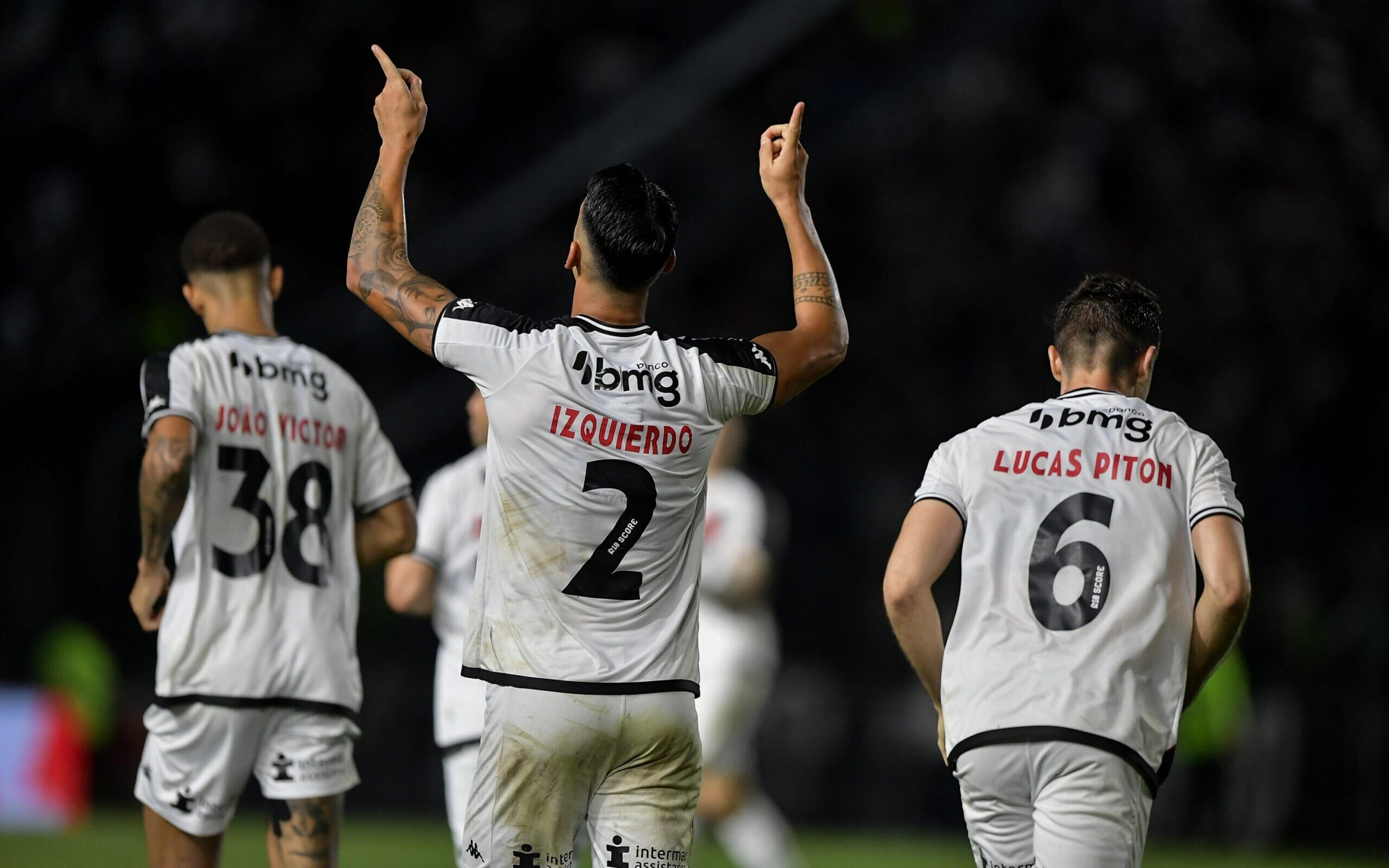 Com lei do ex e replay, Vasco vence o Athletico-PR de virada na Copa do Brasil