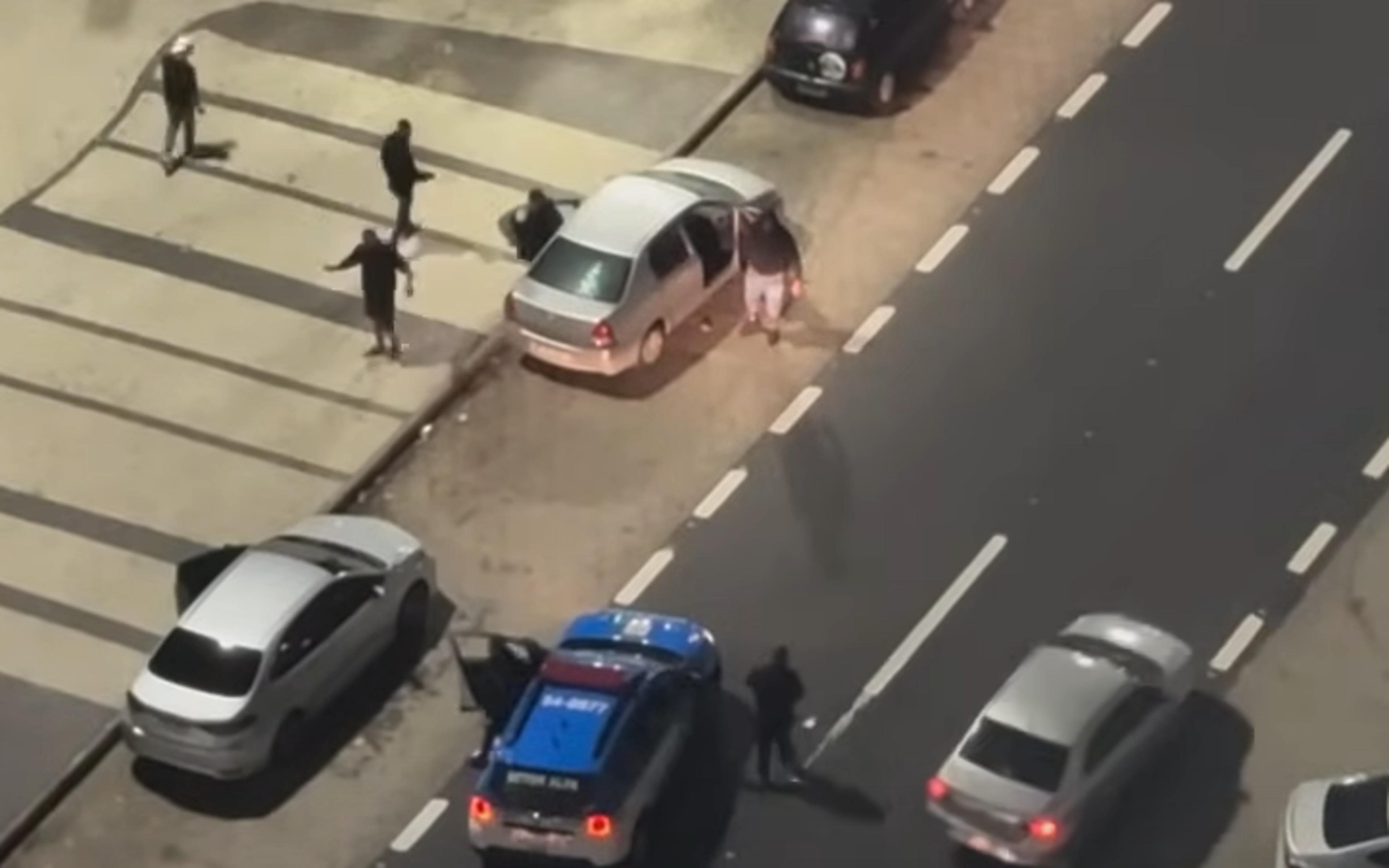 Torcedores do Vasco fazem foguetório em frente ao hotel do Athletico, no Rio