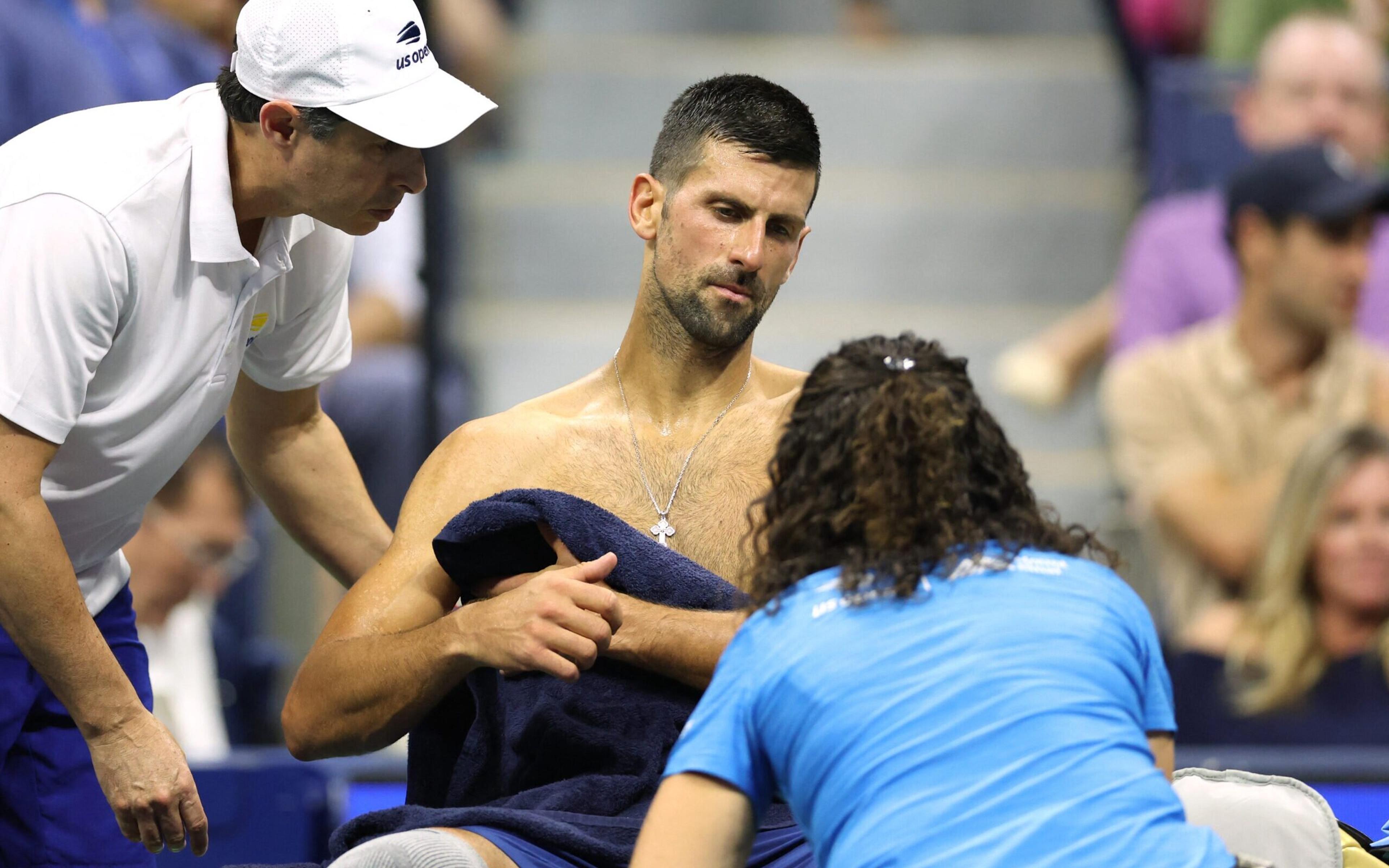 Djokovic sente problemas físicos, mas avança no US Open e quebra nova marca