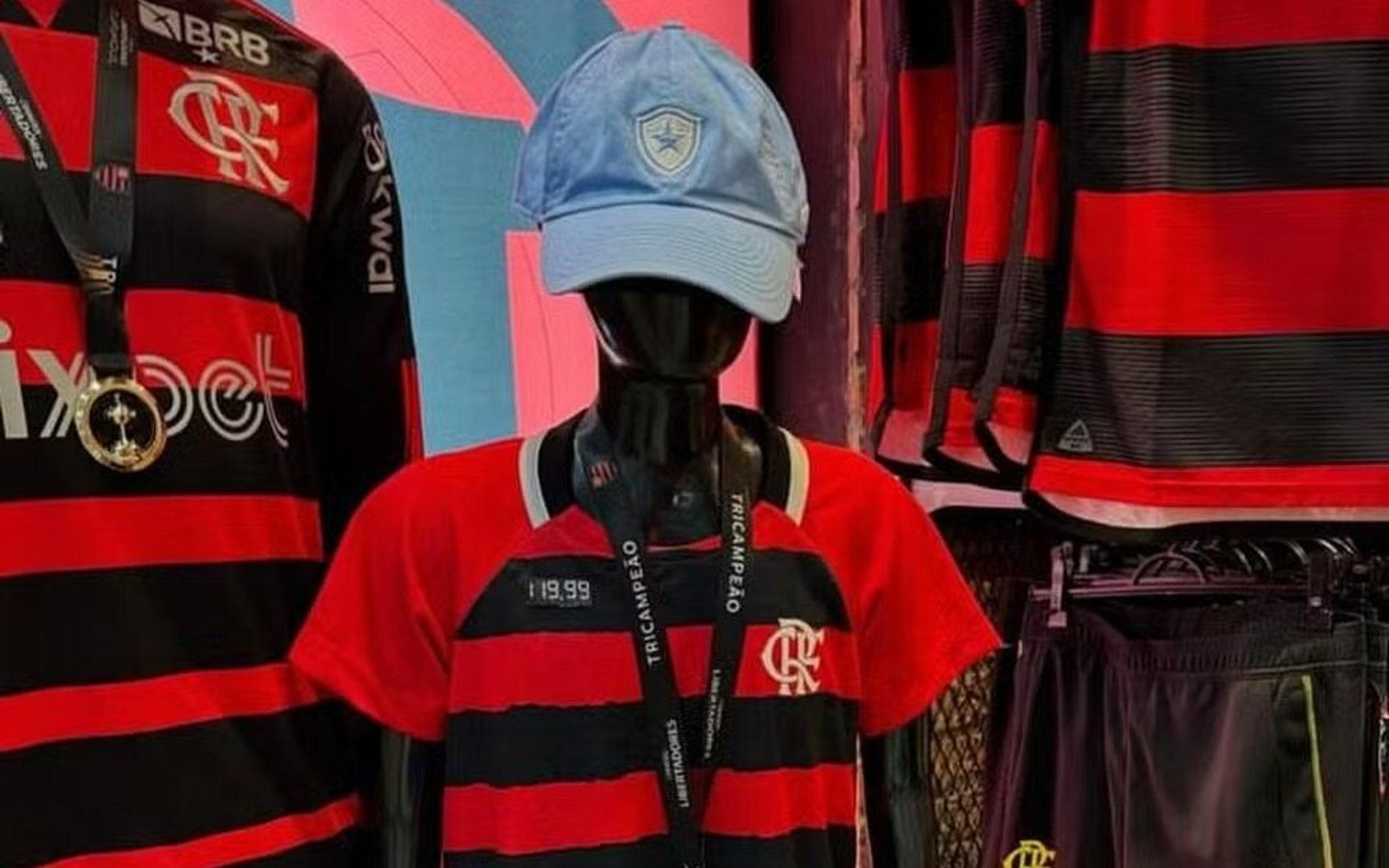 Textor brinca com foto de uniforme do Flamengo com boné do Botafogo: ‘Todo mundo ama’