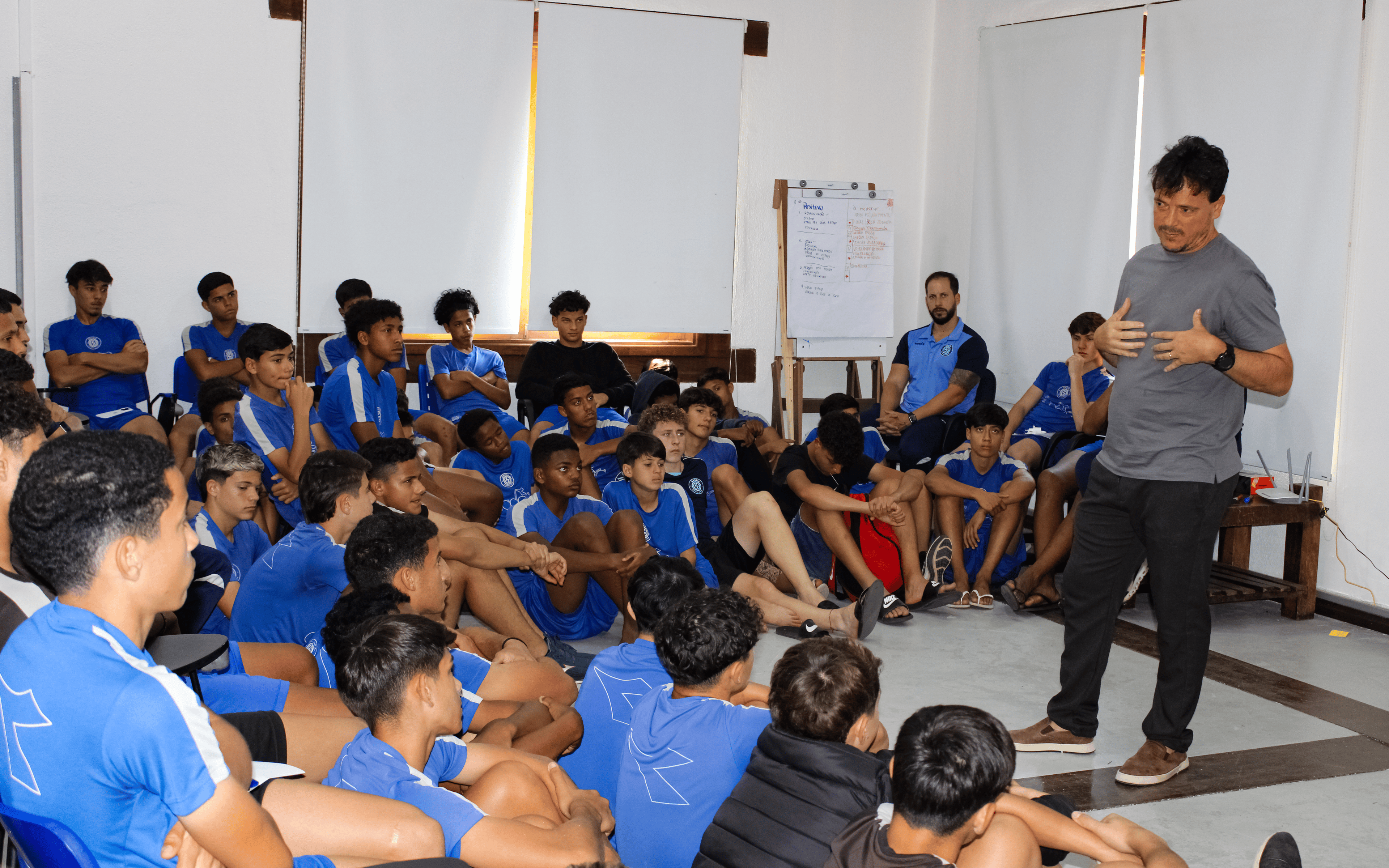 Técnico Fernando Diniz palestra para jovens e discute formação no Brasil