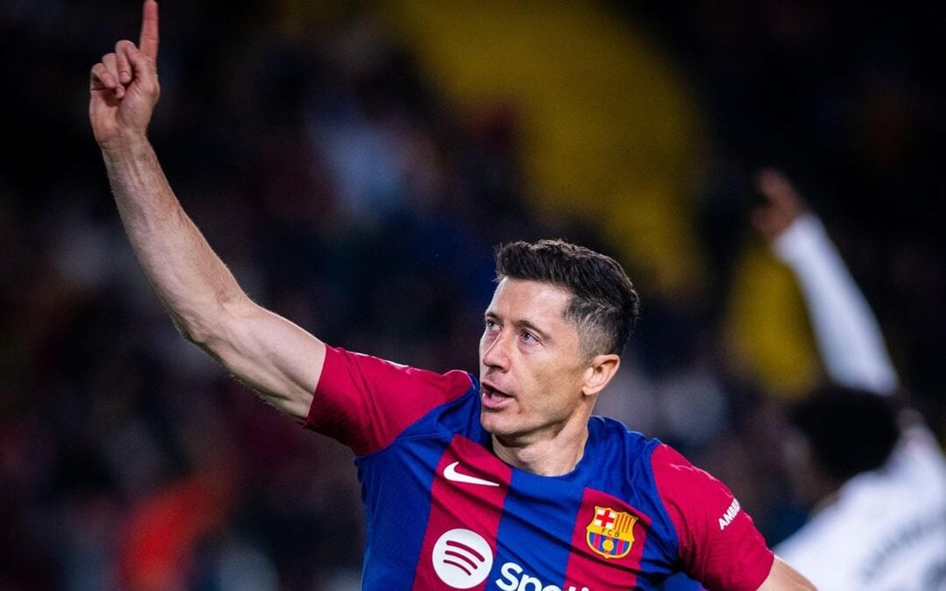 Lewandowski marca duas vezes e Barcelona vira sobre o Valencia