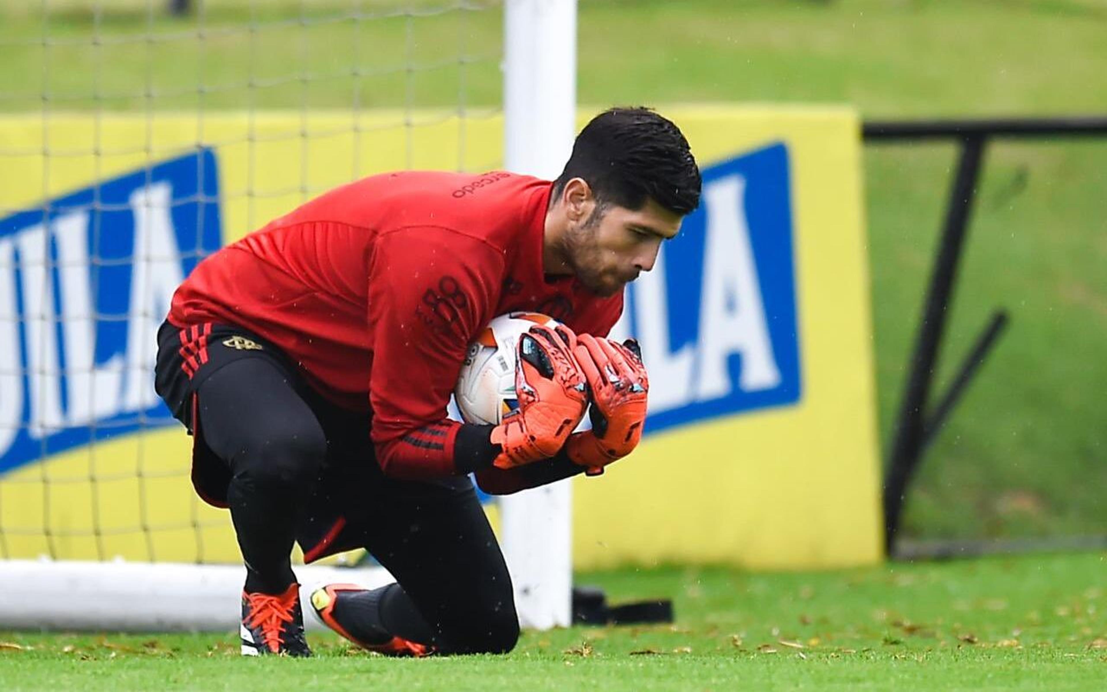 Internautas brincam com atitude de Rossi em Bolívar x Flamengo e comparam: ‘Incorporou o querido Diego Alves’