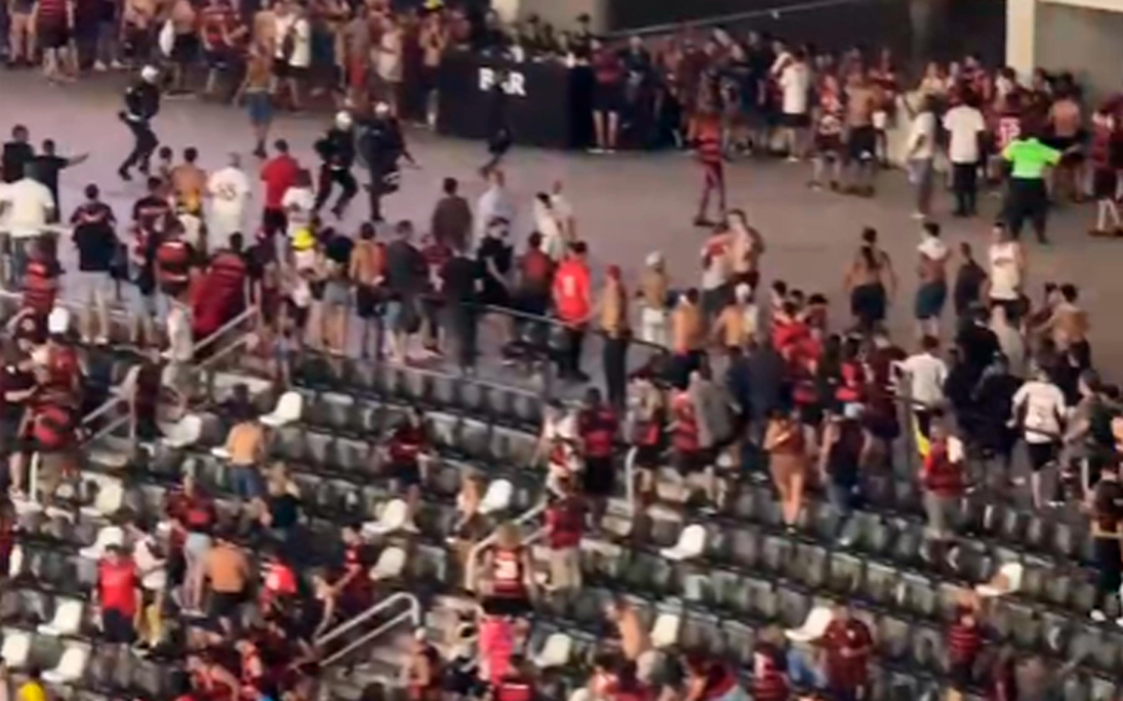 Torcedores do Flamengo entram em confronto entre si na arquibancada do Nilton Santos