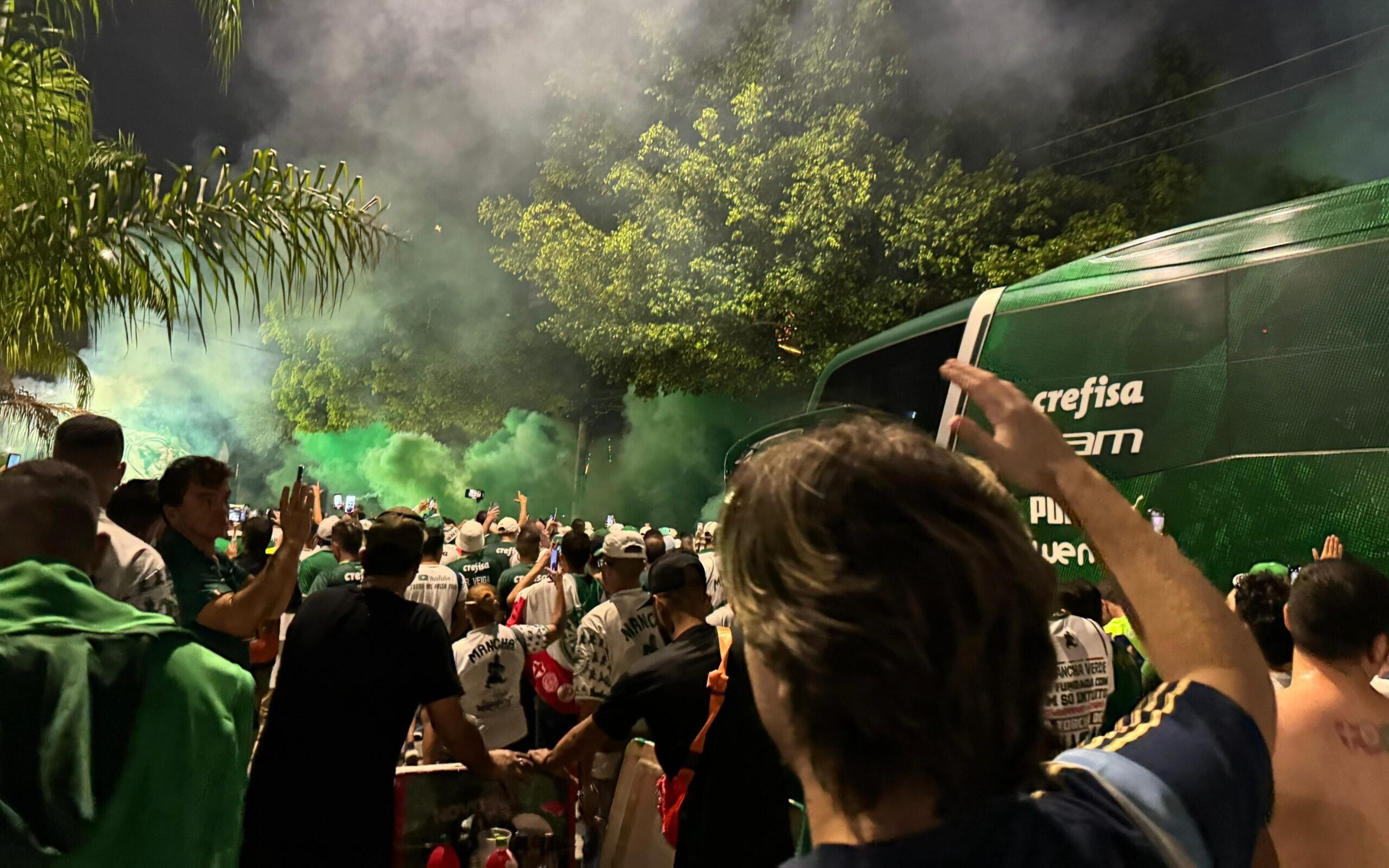 Torcida do Palmeiras provoca Botafogo e ‘carrega’ onibus dos jogadores até o estádio: veja