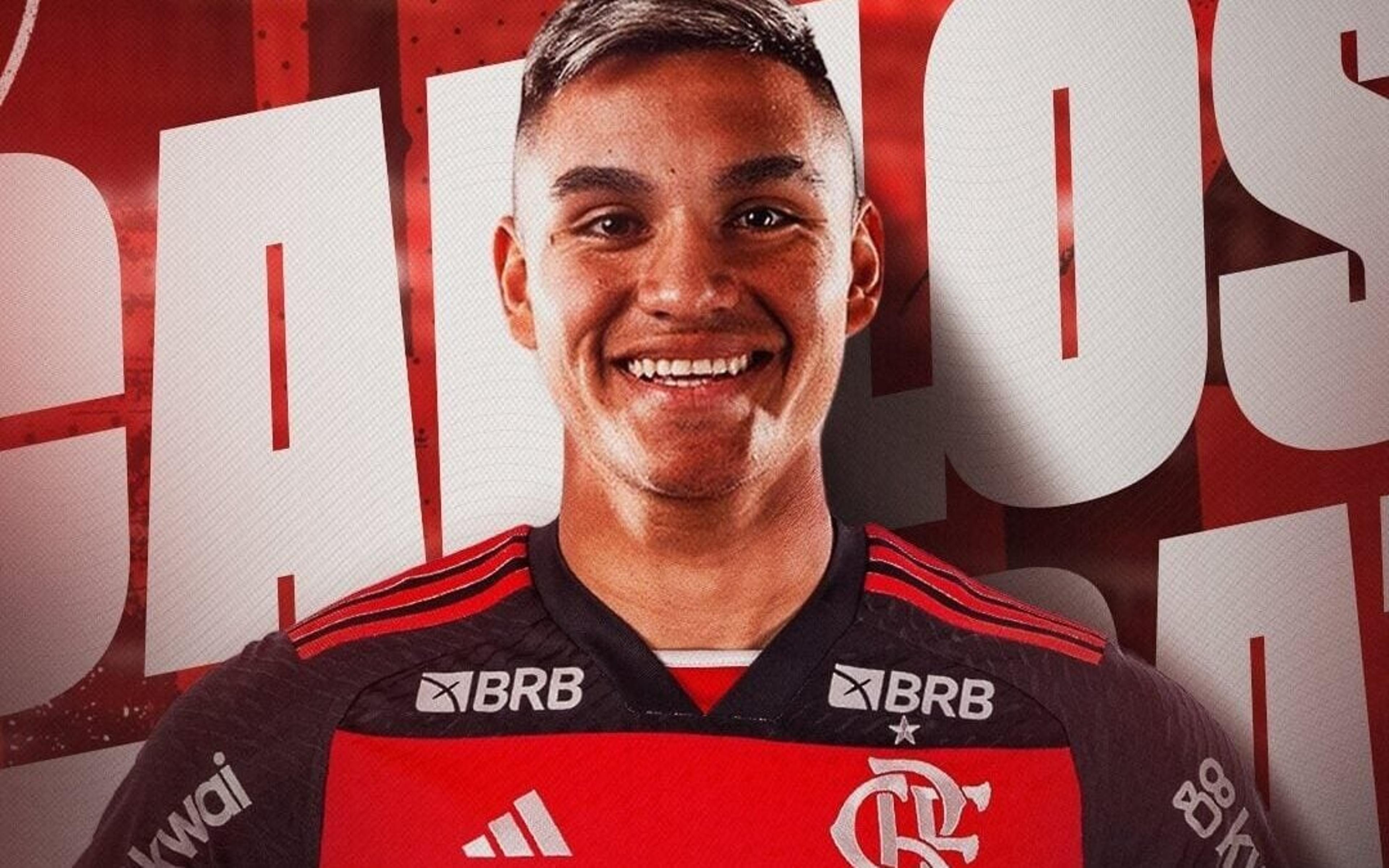 Léo Ortiz brinca com Carlos Alcaraz, reforço do Flamengo