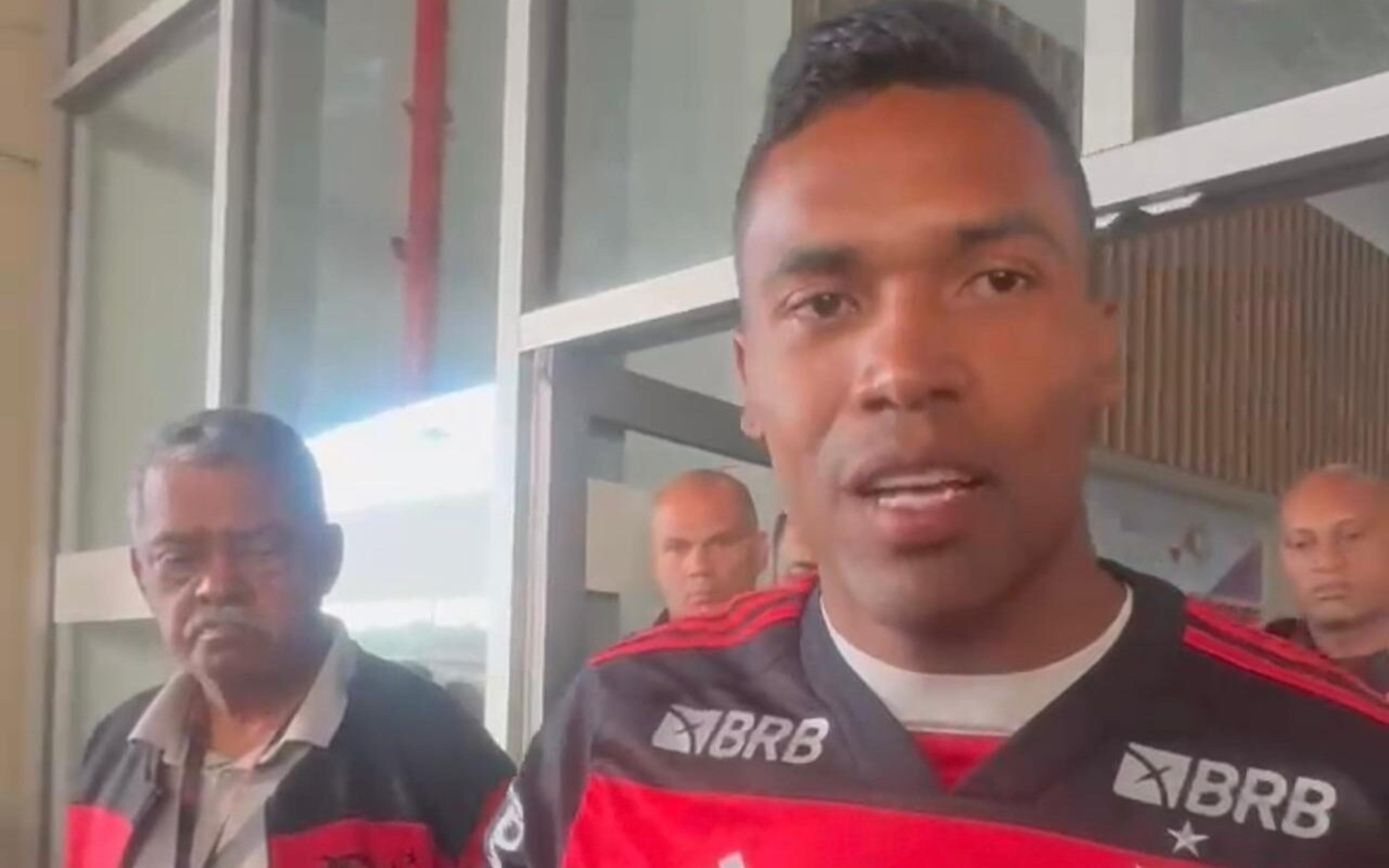 Reforço do Flamengo, Alex Sandro chega ao Rio de Janeiro