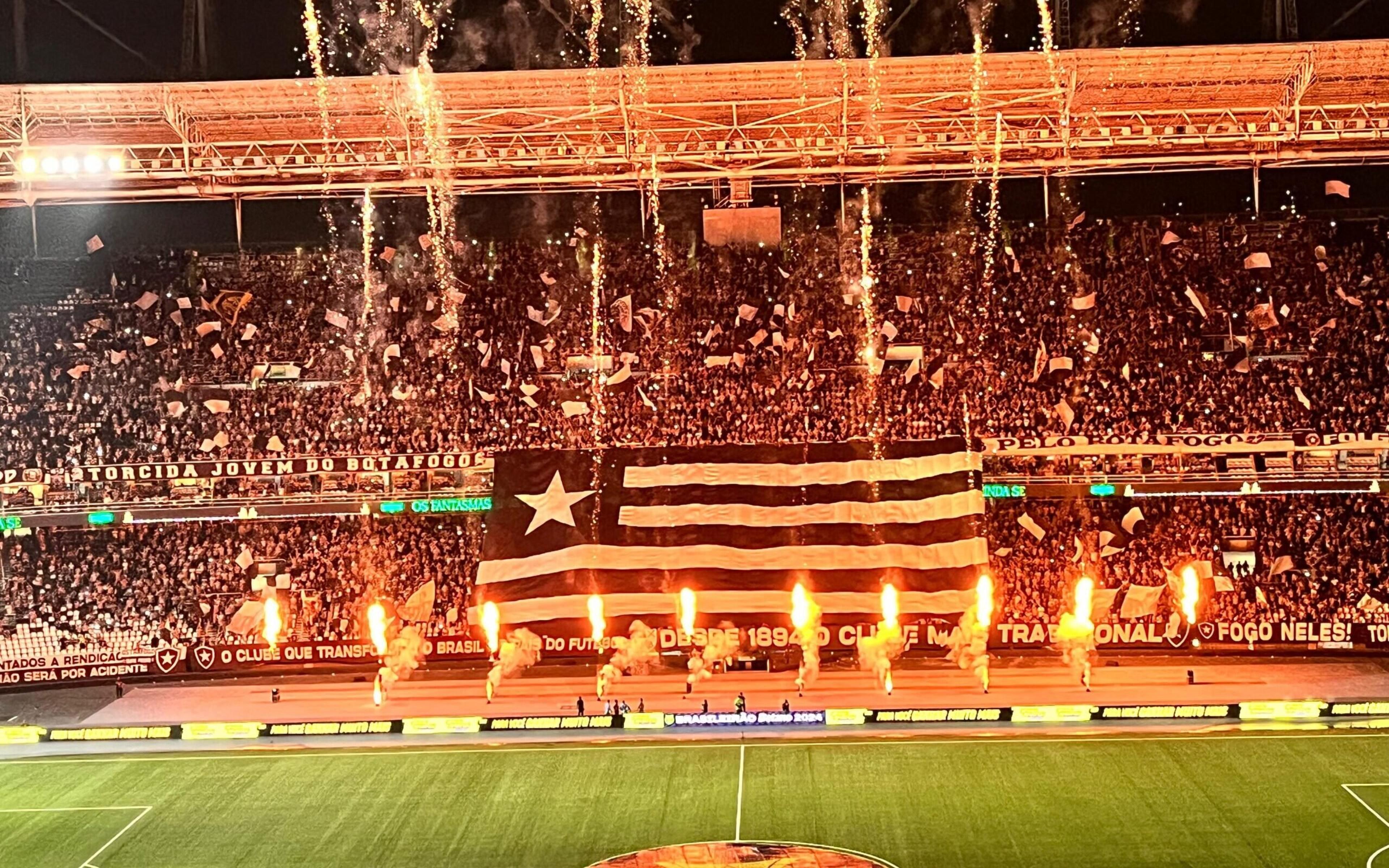 Com clima de final, torcedores do Botafogo fazem festa para receber o Fortaleza