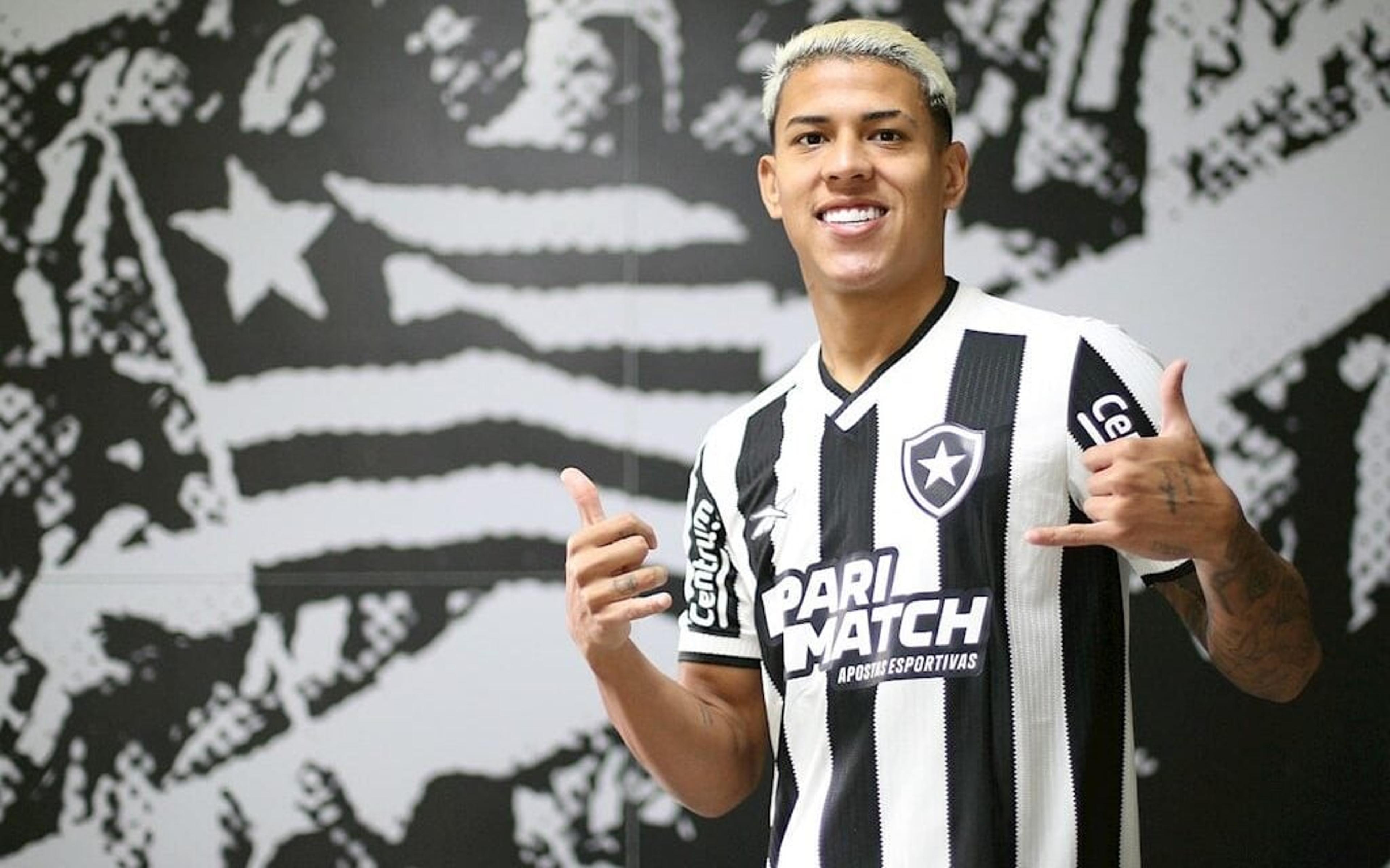 Botafogo apresenta Matheus Martins: ‘Muito feliz de vestir essa camisa gigante do futebol’