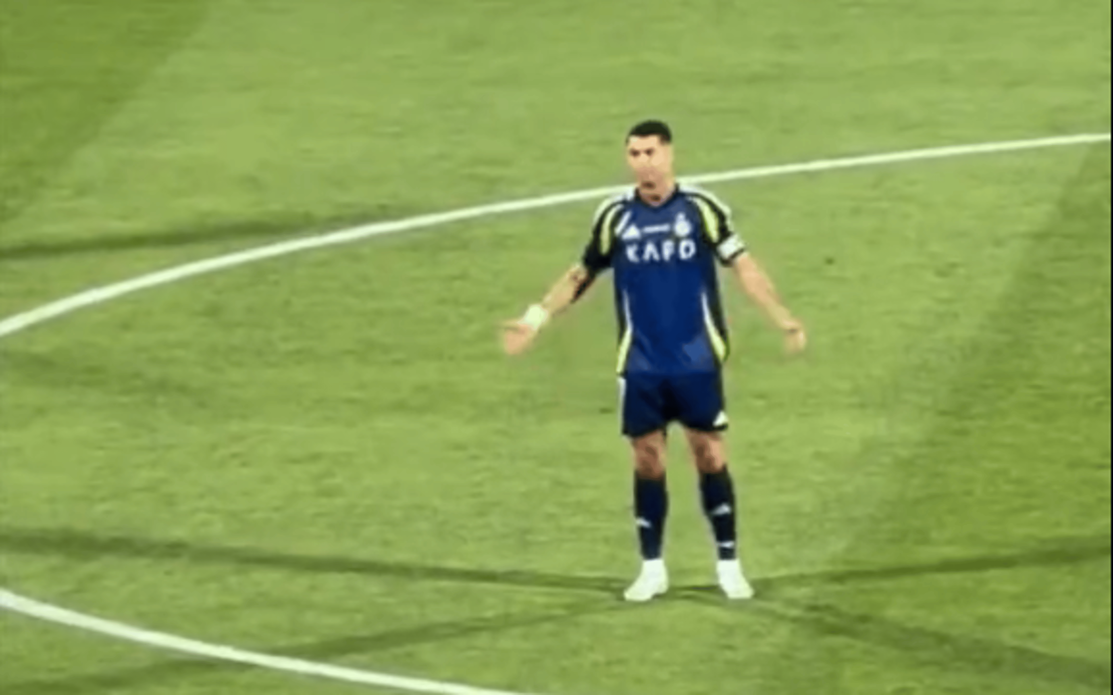 Cristiano Ronaldo debocha de companheiros de time durante goleada para o Al-Hilal