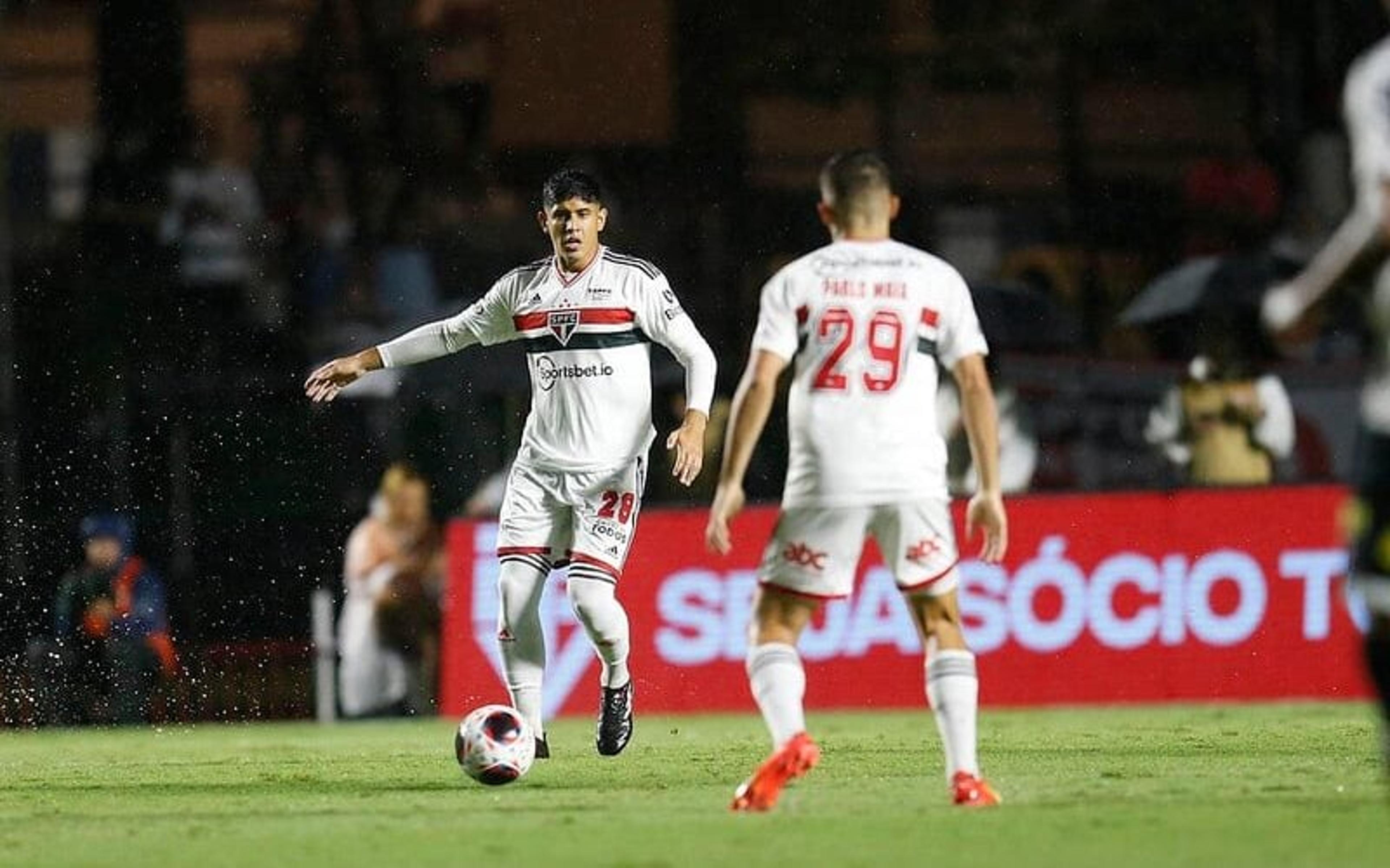 Torcedores do São Paulo criticam Alan Franco por expulsão: ‘Tomou de graça por bancar galo de briga’