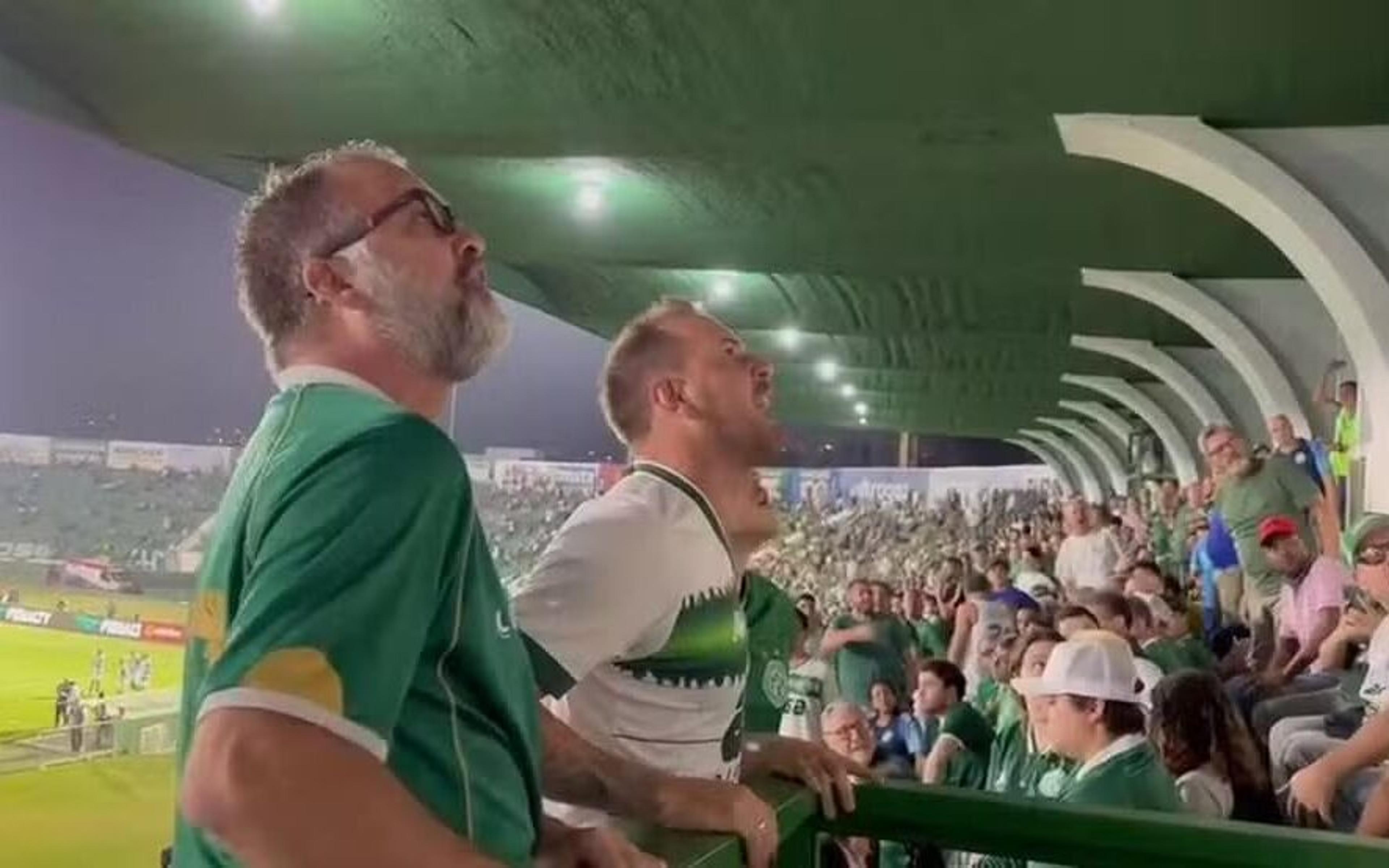 Diretor de futebol do Santos é hostilizado por torcedores do Guarani