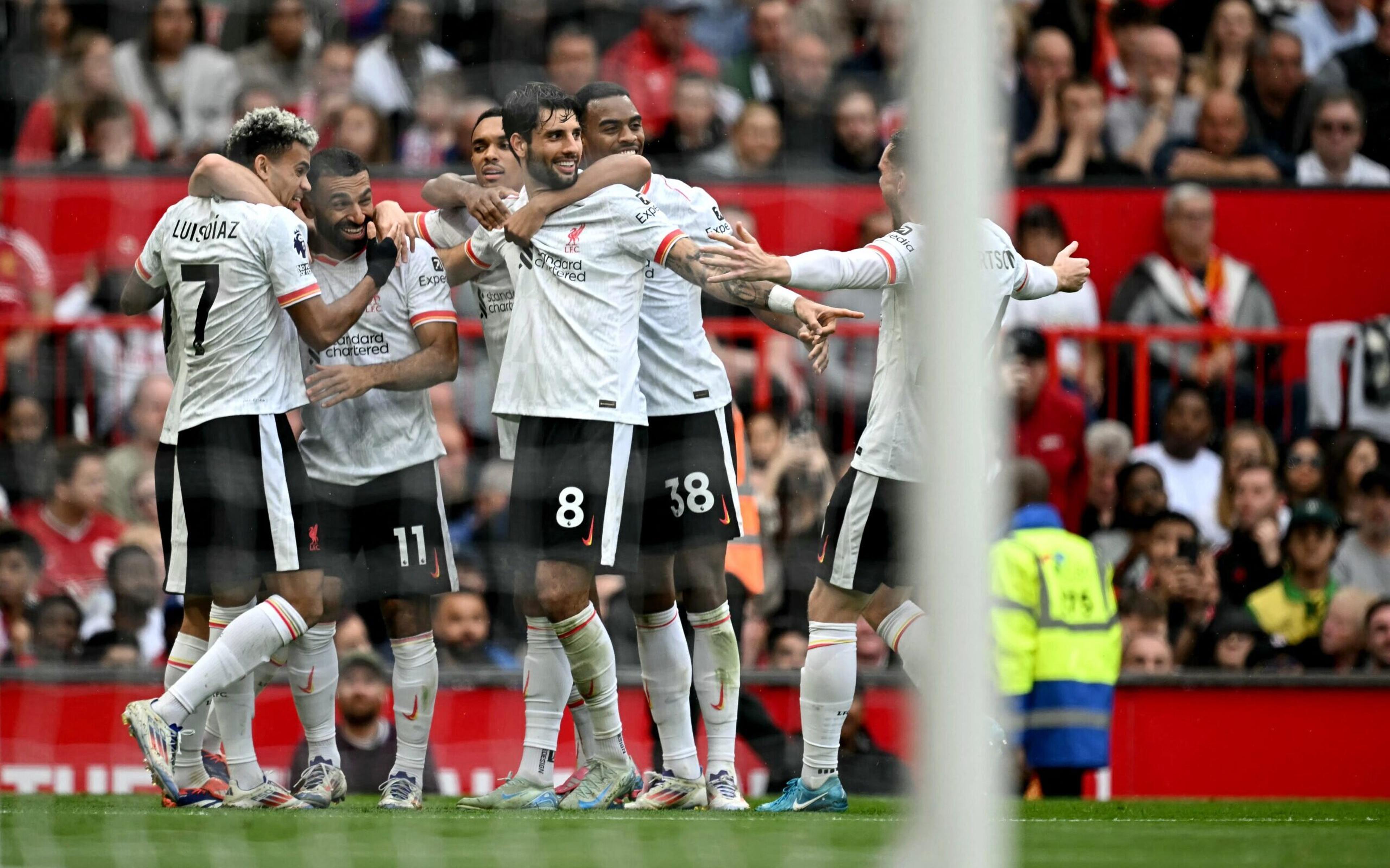 Salah e Díaz brilham, Liverpool domina o Manchester United e segue 100% na Premier League