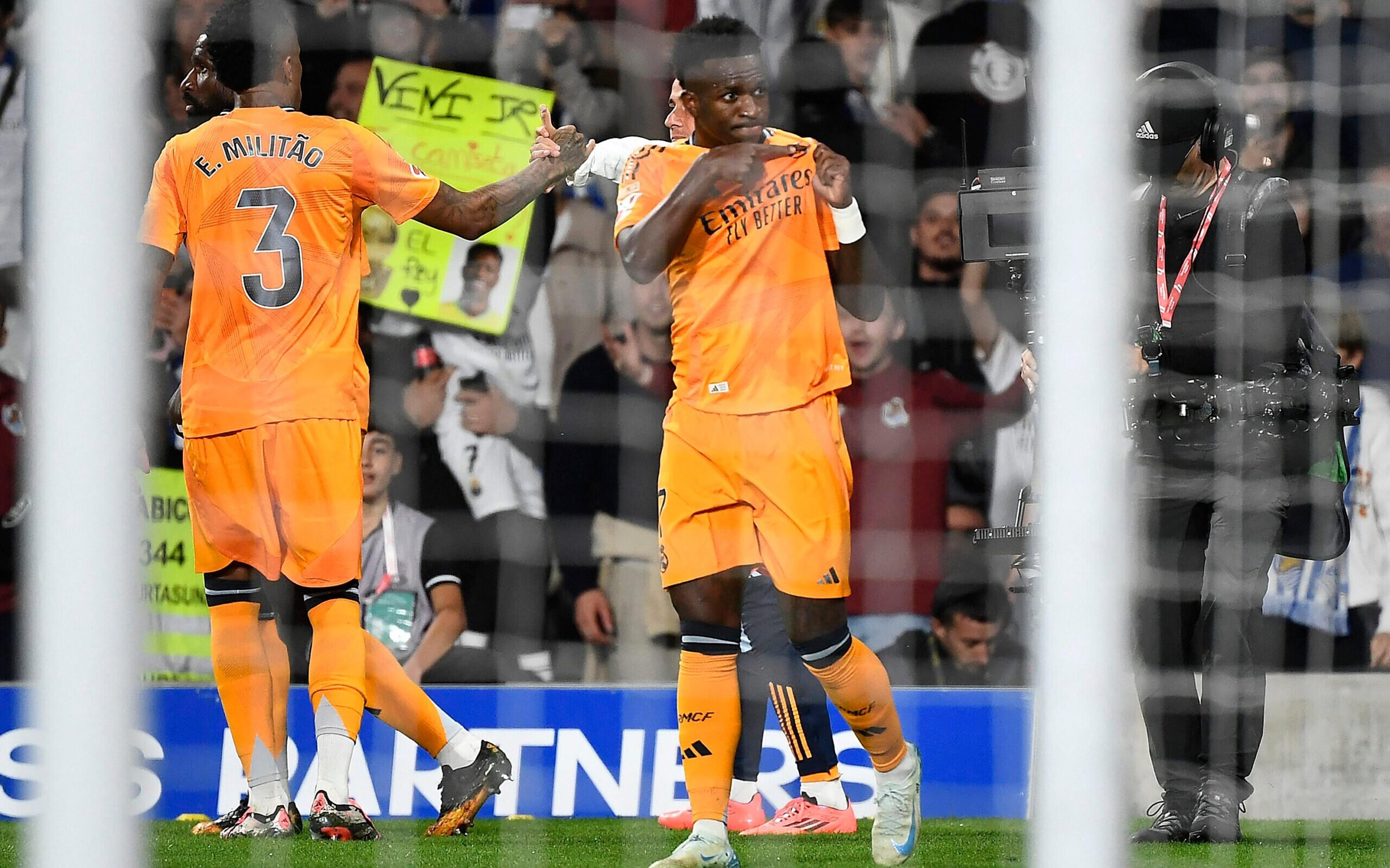 Vini Jr e Mbappé marcam de pênalti, e Real Madrid vence o Real Sociedad no Campeonato Espanhol